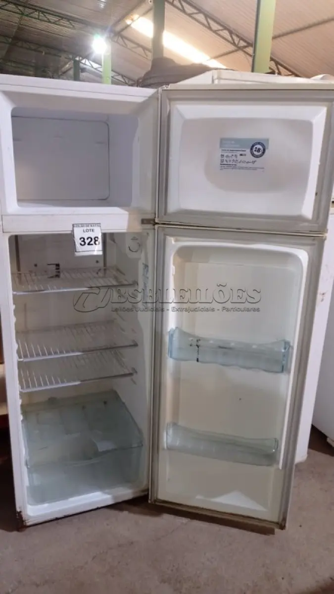 LOTE 328 - 01 GELADEIRA MARCA ELECTROLUX. (NO ESTADO) ATENÇÃO! FAZER A VISITAÇÃO ANTES DE ARREMATAR, NÃO SABEMOS SE FUNCIONA, LEILÃO NÃO TEM GARANTIA E NEM DEVOLUÇÃO, SUJEITO A POSSÍVEIS AVARIAS VISÍVEIS/OCULTAS E/OU AUSÊNCIA DE COMPONENTES.
