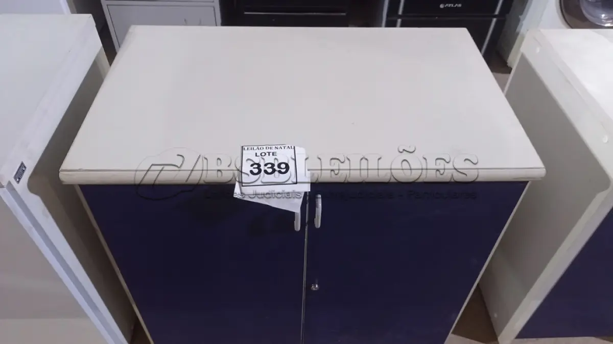 LOTE 339 - 01 ARMÁRIO BAIXO COM 02 PORTAS EM MADEIRA. (NO ESTADO) ATENÇÃO! FAZER A VISITAÇÃO ANTES DE ARREMATAR, NÃO SABEMOS SE FUNCIONA, LEILÃO NÃO TEM GARANTIA E NEM DEVOLUÇÃO, SUJEITO A POSSÍVEIS AVARIAS VISÍVEIS/OCULTAS E/OU AUSÊNCIA DE COMPONENTES.