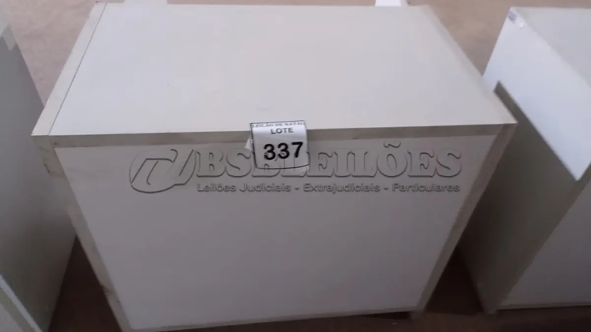 LOTE 337 - 01 ARMÁRIO BAIXO COM 02 PORTAS EM MADEIRA. (NO ESTADO) ATENÇÃO! FAZER A VISITAÇÃO ANTES DE ARREMATAR, NÃO SABEMOS SE FUNCIONA, LEILÃO NÃO TEM GARANTIA E NEM DEVOLUÇÃO, SUJEITO A POSSÍVEIS AVARIAS VISÍVEIS/OCULTAS E/OU AUSÊNCIA DE COMPONENTES.