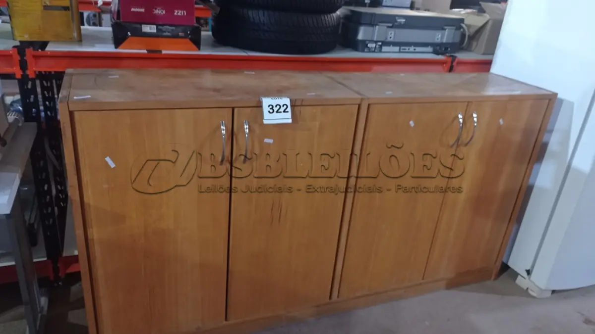 LOTE 322 - 01 ARMÁRIO BAIXO COM 04 PORTAS. (NO ESTADO) ATENÇÃO! FAZER A VISITAÇÃO ANTES DE ARREMATAR, NÃO SABEMOS SE FUNCIONA, LEILÃO NÃO TEM GARANTIA E NEM DEVOLUÇÃO, SUJEITO A POSSÍVEIS AVARIAS VISÍVEIS/OCULTAS E/OU AUSÊNCIA DE COMPONENTES.