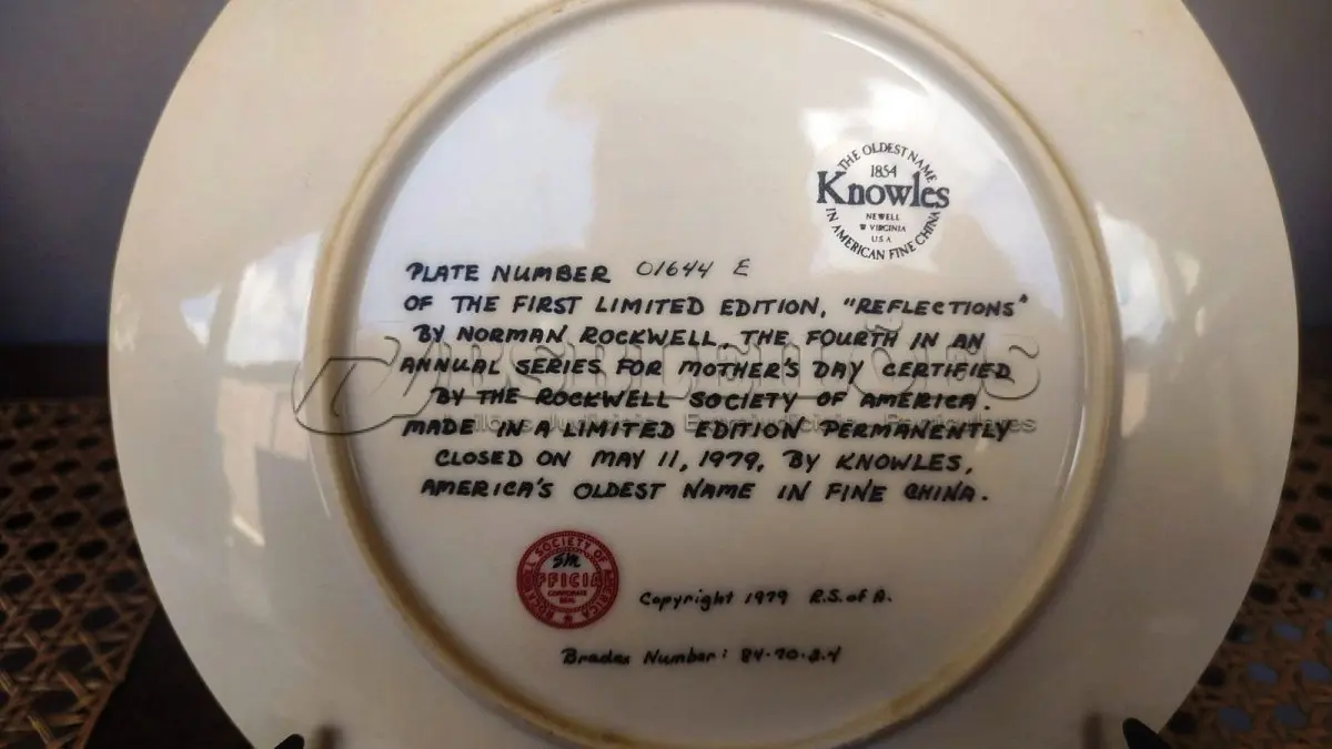 LOTE 234 - 01 PRATO DE NORMAN ROCKWELL EDIÇÃO LIMITADA "REFLEXÕES"PRATO OFICIAL DE EDIÇÃO LIMITADA DE 1979 PRATO NUMERADO O1644E COM CERTIFICADO PRATO DO DIA DAS MÃES ENDOSSADO COM CERTIFICADO COMO UM GENUÍNO CLÁSSICO ROCKWELL. FINA EDWIN M KNOWLES. COM CERTIFICADO DE AUTENTICIDADE, ESTE PRATO RETRATA “REFLEXÕES" E É FEITO NOS ESTADOS UNIDOS. PERFEITO PARA FÃS DA ICÔNICA OBRA DE ROCKWELL, ESTE PRATO DE COLECIONADOR É UM ITEM ESSENCIAL PARA QUALQUER COLEÇÃO. COM 21 CM DE DIÂMETRO ADICIONE ESTA PEÇA DESLUMBRANTE À SUA COLEÇÃO HOJE MESMO E ADMIRE OS DETALHES COMPLEXOS E AS BELAS CORES QUE FAZEM DESTE PRATO UMA OBRA DE ARTE. COM CERTIFICADO DE AUTENTICIDADE. ITEM COMPRADO E GARAGENS DE ANTIGUIDADES NOS EUA. SUPORTE PARA PRATO NÃO INCLUÍDO NESTA VENDA. (NO ESTADO) ATENÇÃO! FAZER A VISITAÇÃO ANTES DE ARREMATAR, NÃO SABEMOS SE FUNCIONA, LEILÃO NÃO TEM GARANTIA E NEM DEVOLUÇÃO, SUJEITO A POSSÍVEIS AVARIAS VISÍVEIS/OCULTAS E/OU AUSÊNCIA DE COMPONENTES.