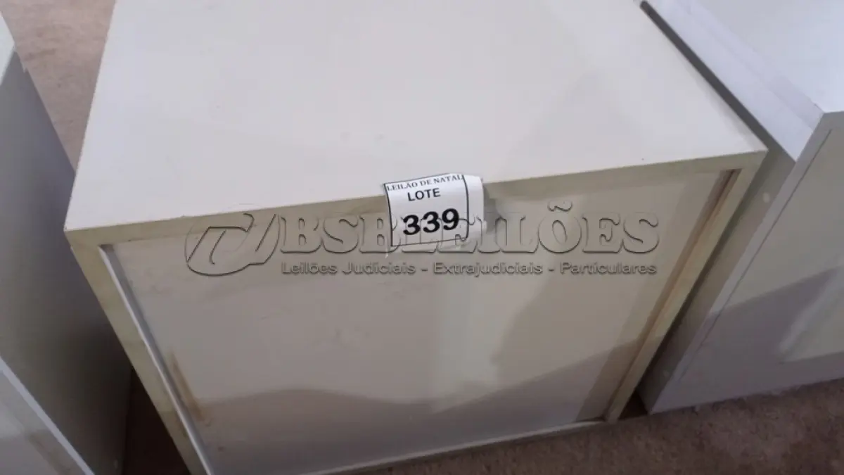 LOTE 339 - 01 ARMÁRIO BAIXO COM 02 PORTAS EM MADEIRA. (NO ESTADO) ATENÇÃO! FAZER A VISITAÇÃO ANTES DE ARREMATAR, NÃO SABEMOS SE FUNCIONA, LEILÃO NÃO TEM GARANTIA E NEM DEVOLUÇÃO, SUJEITO A POSSÍVEIS AVARIAS VISÍVEIS/OCULTAS E/OU AUSÊNCIA DE COMPONENTES.