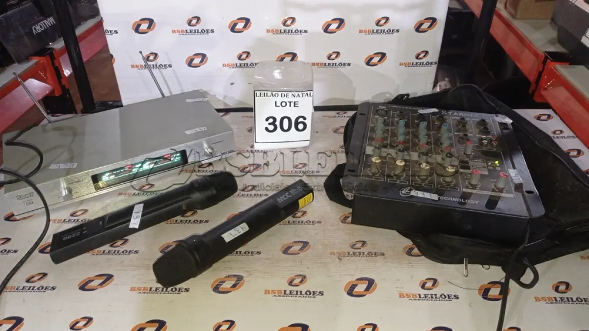 LOTE 306 - 01 MESA DE SOM COM 04 CANAIS E 02 MICROFONES SEM FIO COM BASE. (NO ESTADO) ATENÇÃO! FAZER A VISITAÇÃO ANTES DE ARREMATAR, NÃO SABEMOS SE FUNCIONA, LEILÃO NÃO TEM GARANTIA E NEM DEVOLUÇÃO, SUJEITO A POSSÍVEIS AVARIAS VISÍVEIS/OCULTAS E/OU AUSÊNCIA DE COMPONENTES.