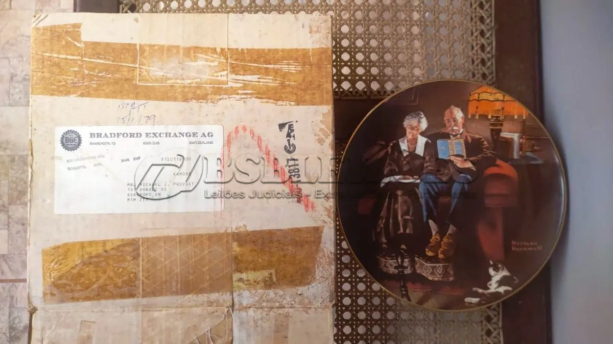 LOTE 232 - 01 BELO PRATO NORMAN ROCKWELL COM 21,5 CM DE DIÂMETRO APRESENTA A ICÔNICA OBRA DE ARTE DE NORMAN ROCKWELL INTITULADA "EVENING'S EASE". FABRICADO NOS ESTADOS UNIDOS DURANTE A DÉCADA DE 1980, ESTE PRATO MULTICOLORIDO RETRATA A CENA SERENA DE UMA MULHER DESFRUTANDO DE UM MOMENTO DE PAZ EM SUA VARANDA. UMA ÓTIMA ADIÇÃO A QUALQUER COLEÇÃO DE ITENS DECORATIVOS COLECIONÁVEIS. FEITO EM UMA EDIÇÃO ESTRITAMENTE LIMITADA A 50 DIAS DE QUEIMA NOS EUA. POR KNOWLES, O NOME MAIS ANTIGO DA AMÉRICA EM FINE PORCELANA CHINA. ITEM DE COLECIONADOR, CAIXA ORIGINAL E COM CERTIFICADO DE AUTENTICIDADE. SUPORTE PARA PRATO NÃO INCLUÍDO NESTA VENDA. (NO ESTADO) ATENÇÃO! FAZER A VISITAÇÃO ANTES DE ARREMATAR, NÃO SABEMOS SE FUNCIONA, LEILÃO NÃO TEM GARANTIA E NEM DEVOLUÇÃO, SUJEITO A POSSÍVEIS AVARIAS VISÍVEIS/OCULTAS E/OU AUSÊNCIA DE COMPONENTES.