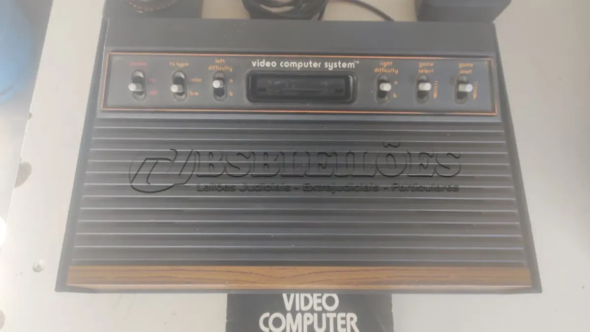 LOTE 029 - 01 LINDO ATARI AMERICANO - ITEM COMPRADO EM GARAGEM DE ANTIGUIDADES NOS EUA - SUPER CONSERVADO. (NO ESTADO) ATENÇÃO! FAZER A VISITAÇÃO ANTES DE ARREMATAR, NÃO SABEMOS SE FUNCIONA, LEILÃO NÃO TEM GARANTIA E NEM DEVOLUÇÃO, SUJEITO A POSSÍVEIS AVARIAS VISÍVEIS/OCULTAS E/OU AUSÊNCIA DE COMPONENTES.