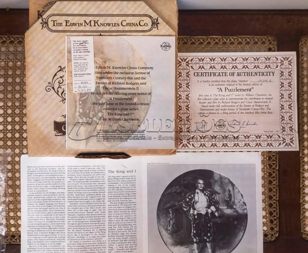 LOTE 017 - 01 ADORADO PRATO DE COLECIONADOR INTITULADO "UM ENIGMA" É UM PRATO DE COLECIONADOR DE EDIÇÃO LIMITADA DA SÉRIE  "THE KING AND" "EM PORTUGUES O REI E EU", DE KNOWLES.PINTADO À MÃO POR WILLIAM CHAMBERS. VENDIDO APENAS POR 150 DIAS E LOGO FOI ENCERRADA AS VENDAS NOS EUA.COM NOTA DE COMPRA DATADA EM 27/07/1984 EM 1980.O PRATO MEDE APROXIMADAMENTE 21 CM E ESTÁ EM EXCELENTE ESTADO.NÚMERO DO PRATO: 19725G.COM CAIXA E CERTIFICADO, MANTIDO EM CASA LIVRE DE FUMO.PEÇA COMPRADA EM GARAGEM DE ANTIGUIDADES NOS EUA. “SUPORTE PARA PRATO NÃO INCLUÍDO NESTA VENDA.”ITEM COMPRADO EM GARAGENS DE ANTIGUIDADES NOS EUA. (NO ESTADO) ATENÇÃO! FAZER A VISITAÇÃO ANTES DE ARREMATAR, NÃO SABEMOS SE FUNCIONA, LEILÃO NÃO TEM GARANTIA E NEM DEVOLUÇÃO, SUJEITO A POSSÍVEIS AVARIAS VISÍVEIS/OCULTAS E/OU AUSÊNCIA DE COMPONENTES.