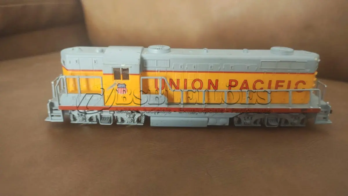LOTE 227 - 01 LOCOMOTIVA VINTAGE ESCALA HO AHM UNION PACIFIC RSO-NN04 FABRICADA NA IUGOSLÁVIA,ITEM COMPRADO EM GARAGENS DE ANTIGUIDADES NOS EUA. (NO ESTADO) ATENÇÃO! FAZER A VISITAÇÃO ANTES DE ARREMATAR, NÃO SABEMOS SE FUNCIONA, LEILÃO NÃO TEM GARANTIA E NEM DEVOLUÇÃO, SUJEITO A POSSÍVEIS AVARIAS VISÍVEIS/OCULTAS E/OU AUSÊNCIA DE COMPONENTES.