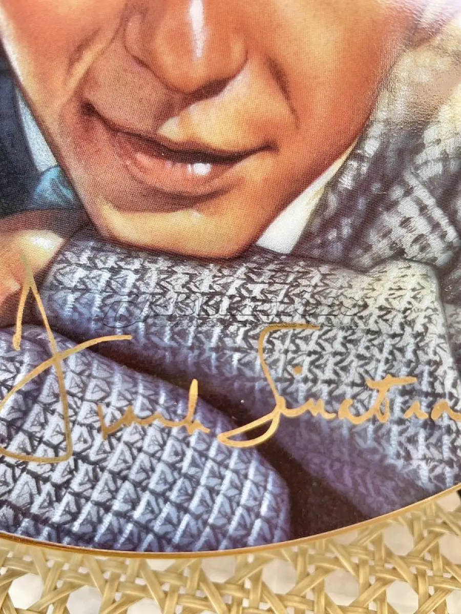 LOTE 212 - 01 RARO PRATO ANOS 90, FRANK SINATRA, "THE BOBBY-SOXER DAYS", FRANKLIN MINT, PLACA DE COLECIONADOR DE EDIÇÃO LIMITADA, RARA. EXCELENTE ESTADO. PEÇA DE COLECIONADOR DE EXPOSIÇÃO MUITO LEGAL DO LENDÁRIO CANTOR!! "THE VOICE" NÚMERO DA PLACA: 5633 COM 21 CM DE DIÂMETRO. ITEM COMPRADO EM GARAGENS DE ANTIGUIDADES NOS EUA. SUPORTE PARA PRATO NÃO INCLUÍDO NESTA VENDA.