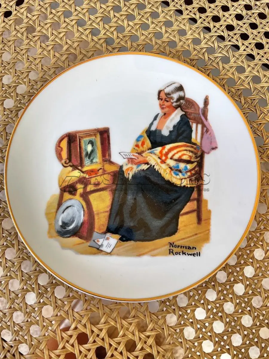 LOTE 220 - 01 PRATO DECORATIVO VINTAGE “MEMORIES” DE NORMAN ROCKWELL. "ELA ENCONTROU UM LUGAR MUITO ESPECIAL NO SÓTÃO: AS MEMÓRIAS DE UMA VIDA FELIZ, PLENA E CHEIA DE ALEGRIA." COPYRIGHT 1984, THE NORMAN ROCKWELL MUSEUM INC. COM 16,5 CM DE DIÂMETRO. EM PERFEITO ESTADO, PARECE NOVO! UMA ADIÇÃO DESLUMBRANTE A QUALQUER COLEÇÃO! .ITEM COMPRADO EM GARAGENS DE ANTIGUIDADES NOS EUA. SUPORTE PARA PRATO NÃO INCLUÍDO NESTA VENDA. (NO ESTADO) ATENÇÃO! FAZER A VISITAÇÃO ANTES DE ARREMATAR, NÃO SABEMOS SE FUNCIONA, LEILÃO NÃO TEM GARANTIA E NEM DEVOLUÇÃO, SUJEITO A POSSÍVEIS AVARIAS VISÍVEIS/OCULTAS E/OU AUSÊNCIA DE COMPONENTES.