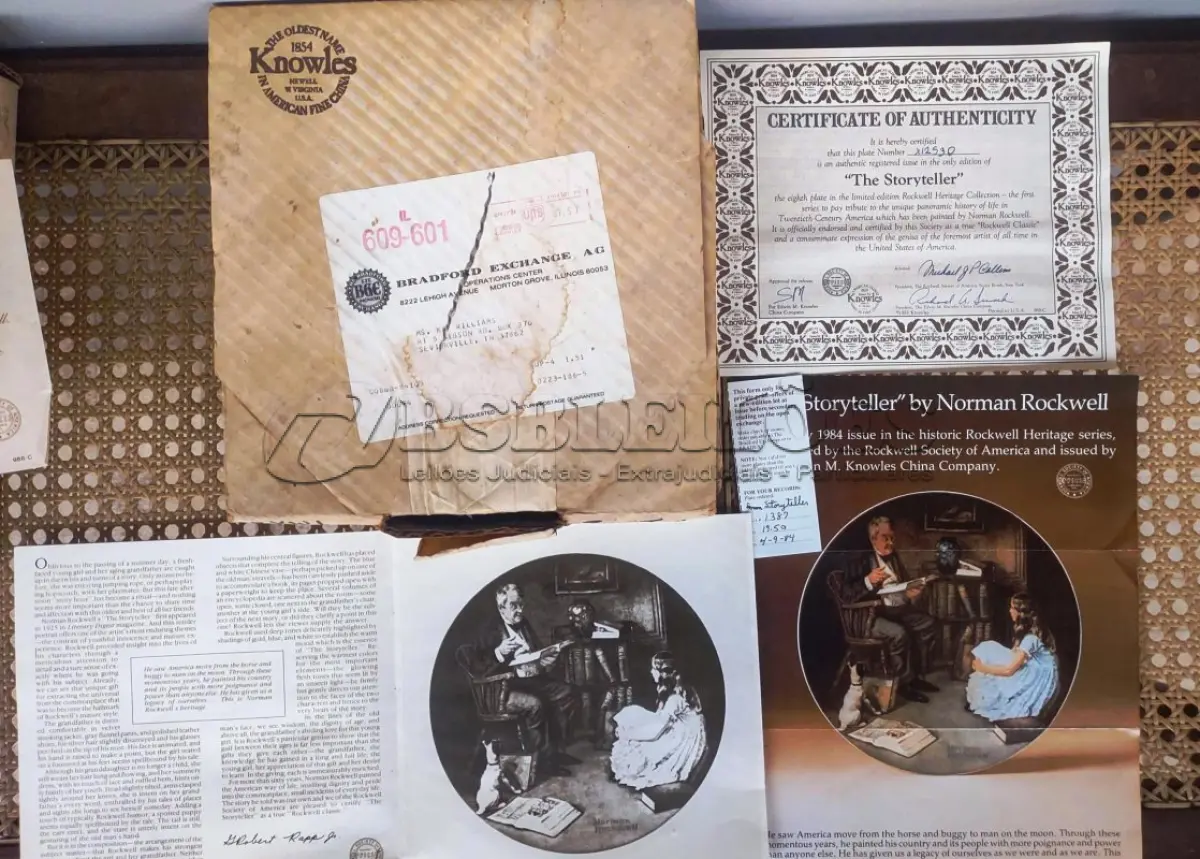 LOTE 264 - 01 PRATO VINTAGE NORMAN ROCKWELL DE 1984. INTITULA-SE "THE STORYTELLER" (O CONTADOR DE HISTÓRIAS). É FEITO EM PORCELANA FINA KNOWLES. É O OITAVO DA COLEÇÃO ROCKWELL HERITAGE. FABRICADO EM EDIÇÃO LIMITADA, PERMANENTEMENTE FECHADO EM 1984 PELA KNOWLES E CERTIFICADO COMO UM "VERDADEIRO CLÁSSICO ROCKWELL" PELA ROCKWELL SOCIETY OF AMERICA. É MARCADO COM O NÚMERO BRADEX 84-R70-3.8. É MARCADO COM O NÚMERO DE PLACA X12530. COM CERTIFICADO DE AUTENTICIDADE E OS FOLHETOS ORIGINAL DA ÉPOCA E NOTA DE COMPRA DATA EM 04/09/1984 SUPORTE DO PRATO NÃO ESTÁ INCLUÍDO. ITEM COMPRADO EM GARAGENS DE ANTIGUIDADES NOS EUA. (NO ESTADO) ATENÇÃO! FAZER A VISITAÇÃO ANTES DE ARREMATAR, NÃO SABEMOS SE FUNCIONA, LEILÃO NÃO TEM GARANTIA E NEM DEVOLUÇÃO, SUJEITO A POSSÍVEIS AVARIAS VISÍVEIS/OCULTAS E/OU AUSÊNCIA DE COMPONENTES.