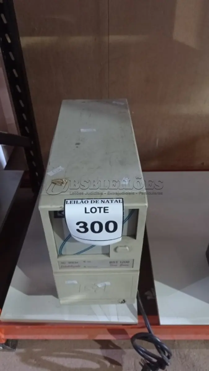 LOTE 300 - 01 NOBREAK MARCA BST. (NO ESTADO) ATENÇÃO! FAZER A VISITAÇÃO ANTES DE ARREMATAR, NÃO SABEMOS SE FUNCIONA, LEILÃO NÃO TEM GARANTIA E NEM DEVOLUÇÃO, SUJEITO A POSSÍVEIS AVARIAS VISÍVEIS/OCULTAS E/OU AUSÊNCIA DE COMPONENTES.