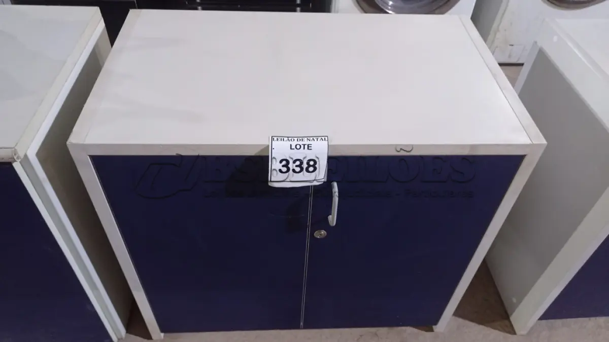 LOTE 338 - 01 ARMÁRIO BAIXO COM 02 PORTAS EM MADEIRA. (NO ESTADO) ATENÇÃO! FAZER A VISITAÇÃO ANTES DE ARREMATAR, NÃO SABEMOS SE FUNCIONA, LEILÃO NÃO TEM GARANTIA E NEM DEVOLUÇÃO, SUJEITO A POSSÍVEIS AVARIAS VISÍVEIS/OCULTAS E/OU AUSÊNCIA DE COMPONENTES.