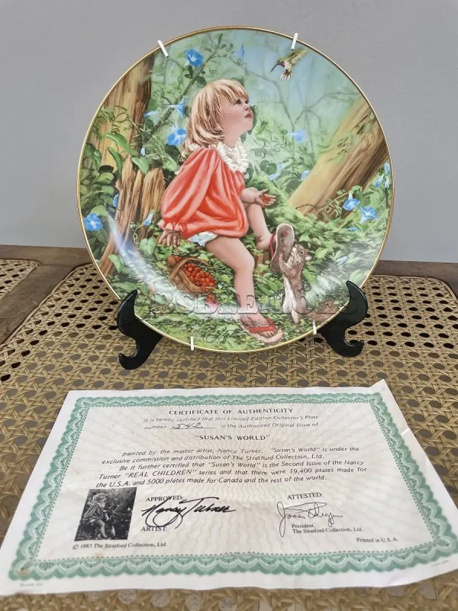LOTE 257 - 01 LINDO PRATO DE  STRATFORD/NANCY TURNER LTD PRATO ED: O MUNDO DE SUSAN - JOVEM NA FLORESTA. PRATO  DE EDIÇÃO LIMITADA EMITIDA PELA STRATFORD COLLECTION, LTD., DE 1983,CRIADA A PARTIR DE UMA OBRA DE ARTE ORIGINAL DA ARTISTA NANCY TURNER, "O MUNDO DE SUSAN", DA COLEÇÃO DE PLACAS DE EDIÇÃO LIMITADA "REAL CHILDREN". A PLACA APRESENTA UMA LINDA GAROTINHA SENTADA NA FLORESTA. ESTA PLACA DE COLECIONADOR DE EDIÇÃO LIMITADA É FEITA APENAS PARA FINS DECORATIVOS; COM 21 CM DE DIÂMETRO  Nº 542, EMITIDA EM 1983. SEGUNDA EDIÇÃO DA SÉRIE. A PLACA ESTÁ EM EXCELENTES CONDIÇÕES, COMO NOVA, SEM CORTES, RACHADURAS, TRINCAS OU REPAROS. E COM CERTIFICADO DE AUTENTICIDADE DA PEÇA  CORES LINDAS COM RIQUEZA DE DETALHES! ITEM COMPRADO E GARAGENS DE ANTIGUIDADES NOS EUA. SUPORTE PARA PRATO NÃO INCLUÍDO NESTA VENDA. (NO ESTADO) ATENÇÃO! FAZER A VISITAÇÃO ANTES DE ARREMATAR, NÃO SABEMOS SE FUNCIONA, LEILÃO NÃO TEM GARANTIA E NEM DEVOLUÇÃO, SUJEITO A POSSÍVEIS AVARIAS VISÍVEIS/OCULTAS E/OU AUSÊNCIA DE COMPONENTES.