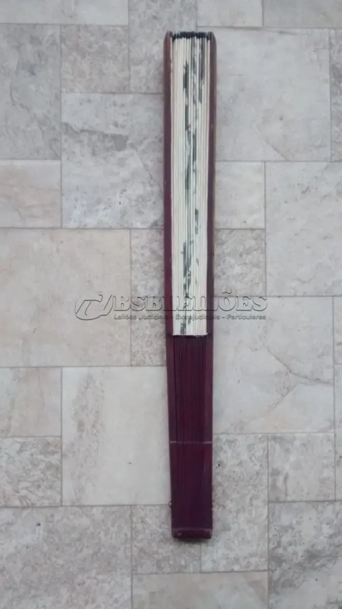 LOTE 004 - 01 LEQUE JAPONÊS ANTIGO GUARDADO A ANOS EM ÓTIMO ESTADO COM 32CM DE COMPRIMENTO. (NO ESTADO) ATENÇÃO! FAZER A VISITAÇÃO ANTES DE ARREMATAR, NÃO SABEMOS SE FUNCIONA, LEILÃO NÃO TEM GARANTIA E NEM DEVOLUÇÃO, SUJEITO A POSSÍVEIS AVARIAS VISÍVEIS/OCULTAS E/OU AUSÊNCIA DE COMPONENTES.