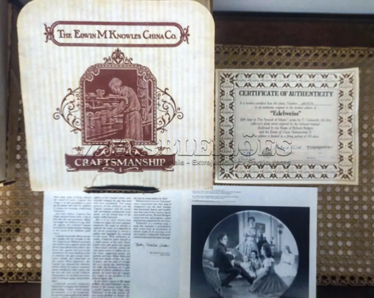 LOTE 256 - 01 PRATO DE COLECIONADOR É UM ITEM ESSENCIAL PARA QUALQUER ENTUSIASTA DE ITENS DECORATIVOS. O PRATO EDELWEISS "A NOVIÇA REBELDE", DA KNOWLES, É O QUINTO DA SÉRIE E VEM COM CERTIFICADO DE AUTENTICIDADE, CAIXA ORIGINAL E UM FOLHETO EXPLICATIVO. O PRATO TEM UM BELO DESIGN MULTICOLORIDO, PINTADO EXCLUSIVAMENTE PARA ESTA EDIÇÃO LIMITADA POR T. CRNKOVICH. O PRATO TEM 21,5 CM DE DIÂMETRO E É FEITO DE PORCELANA FINA, COM UM ESTILO DE PRODUÇÃO DE COZIMENTO EM PORCELANA FINA POR EDWIN M. KNOWLES.PRATO DE NUMERO 3247C. ESTE PRATO VINTAGE É DA DÉCADA DE 1980 E É PERFEITO PARA QUALQUER OCASIÃO.ITEM COMPRADO E GARAGENS DE ANTIGUIDADES NOS EUA. SUPORTE PARA PRATO NÃO INCLUÍDO NESTA VENDA. (NO ESTADO) ATENÇÃO! FAZER A VISITAÇÃO ANTES DE ARREMATAR, NÃO SABEMOS SE FUNCIONA, LEILÃO NÃO TEM GARANTIA E NEM DEVOLUÇÃO, SUJEITO A POSSÍVEIS AVARIAS VISÍVEIS/OCULTAS E/OU AUSÊNCIA DE COMPONENTES.
