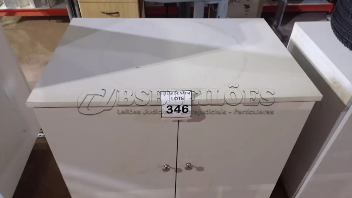 LOTE 346 - 01 ARMÁRIO BAIXO COM 02 PORTAS EM MADEIRA. (NO ESTADO) ATENÇÃO! FAZER A VISITAÇÃO ANTES DE ARREMATAR, NÃO SABEMOS SE FUNCIONA, LEILÃO NÃO TEM GARANTIA E NEM DEVOLUÇÃO, SUJEITO A POSSÍVEIS AVARIAS VISÍVEIS/OCULTAS E/OU AUSÊNCIA DE COMPONENTES.