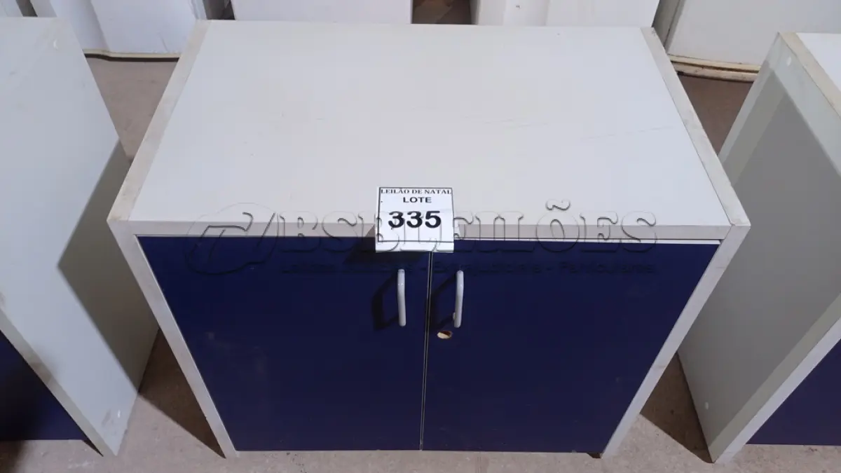 LOTE 335 - 01 ARMÁRIO BAIXO COM 02 PORTAS EM MADEIRA. (NO ESTADO) ATENÇÃO! FAZER A VISITAÇÃO ANTES DE ARREMATAR, NÃO SABEMOS SE FUNCIONA, LEILÃO NÃO TEM GARANTIA E NEM DEVOLUÇÃO, SUJEITO A POSSÍVEIS AVARIAS VISÍVEIS/OCULTAS E/OU AUSÊNCIA DE COMPONENTES.