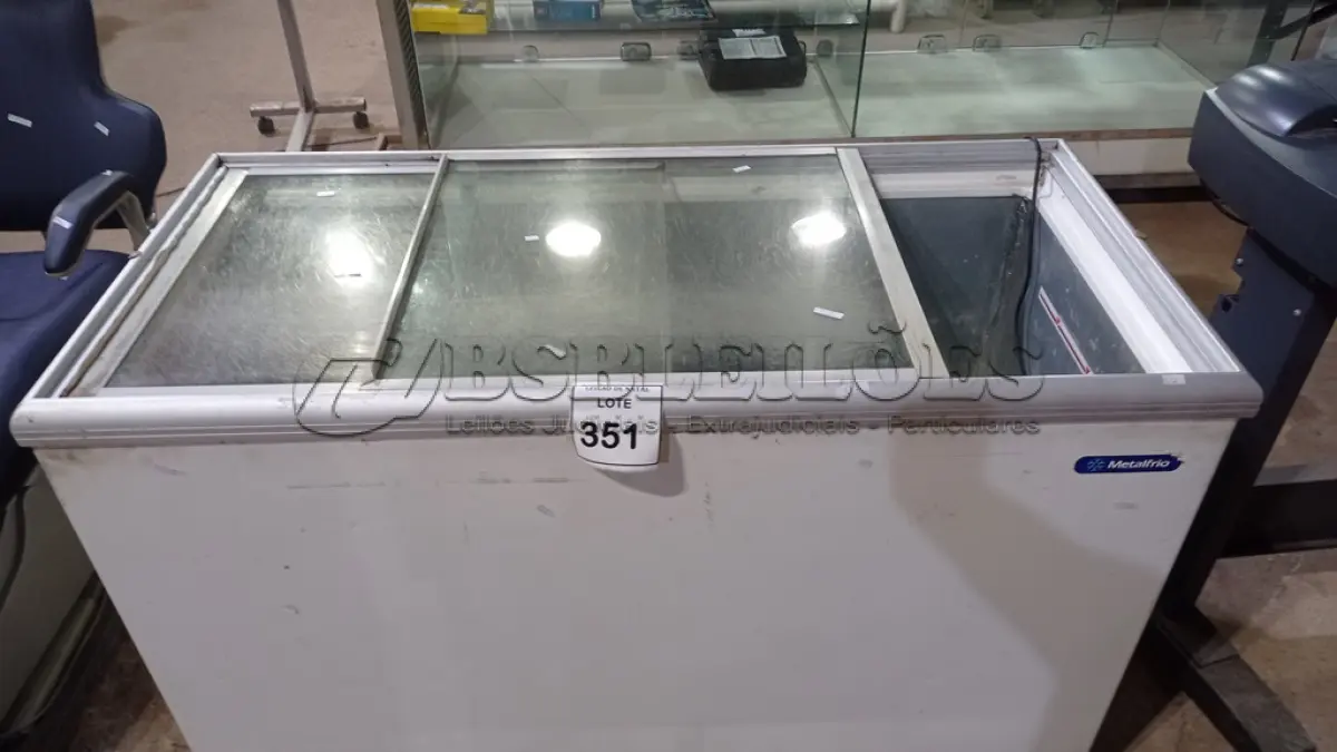 LOTE 351 - 01 FREEZER HORIZONTAL. (NO ESTADO) ATENÇÃO! FAZER A VISITAÇÃO ANTES DE ARREMATAR, NÃO SABEMOS SE FUNCIONA, LEILÃO NÃO TEM GARANTIA E NEM DEVOLUÇÃO, SUJEITO A POSSÍVEIS AVARIAS VISÍVEIS/OCULTAS E/OU AUSÊNCIA DE COMPONENTES.