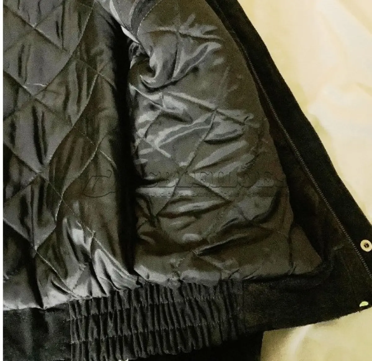 LOTE 005 - 01 JAQUETA DE COURO PRETA DE CAMURÇA MASCULINA TAMANHO M COMPRADO EM LOJA NOS EUA.NO BRASIL EM EXCELENTE ESTADO. . (NO ESTADO) ATENÇÃO! FAZER A VISITAÇÃO ANTES DE ARREMATAR, NÃO SABEMOS SE FUNCIONA, LEILÃO NÃO TEM GARANTIA E NEM DEVOLUÇÃO, SUJEITO A POSSÍVEIS AVARIAS VISÍVEIS/OCULTAS E/OU AUSÊNCIA DE COMPONENTES.