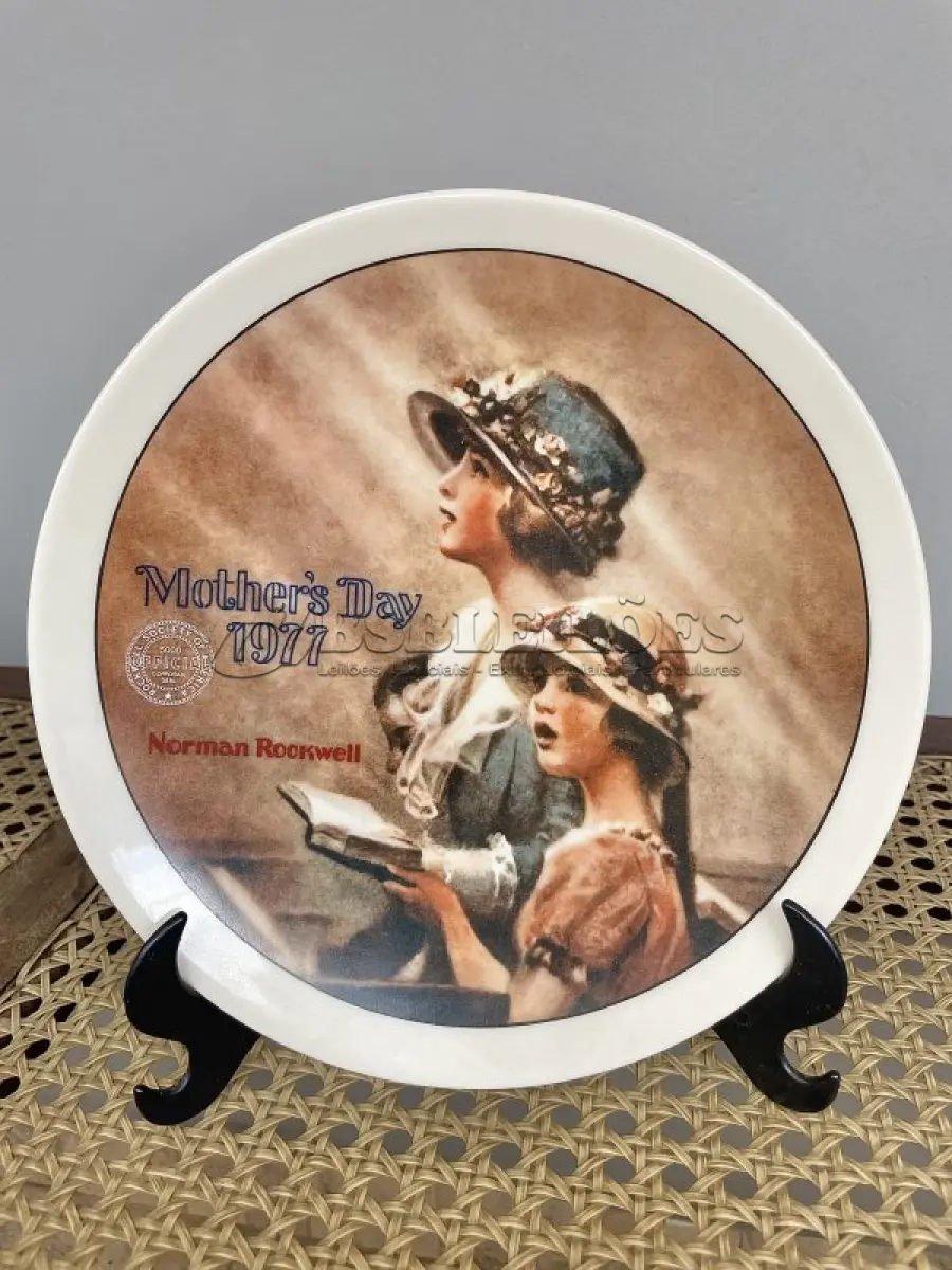 LOTE 240 - 01 PRATO DE COLECIONADOR NORMAN ROCKWELL "FAITH", EDIÇÃO LIMITADA, DIA DAS MÃES DE 1977 1ª EDIÇÃO,COM 21,5 CM DE DIAMETRO ESTE FICOU GUARDADO EM UMA CAIXA NO ARMÁRIO POR TODOS ESSES ANOS. O PRATO OFICIAL DE EDIÇÃO LIMITADA DO DIA DAS MÃES, APROVADO E CERTIFICADO PELA ROCKWELL SOCIETY OF AMERICA COMO UM VERDADEIRO CLÁSSICO DA ROCKWELL. FEITO À MÃO POR KNOWLES EM PORCELANA FINA AMERICANA, INTITULADO "FAITH" E NUMERADO 44384 O PRATO ESTÁ EM EXCELENTES CONDIÇÕES, IMPECÁVEL, NUNCA USADO.ITEM COMPRADO E GARAGENS DE ANTIGUIDADES NOS EUA.SUPORTE PARA PRATO NÃO INCLUÍDO NESTA VENDA. (NO ESTADO) ATENÇÃO! FAZER A VISITAÇÃO ANTES DE ARREMATAR, NÃO SABEMOS SE FUNCIONA, LEILÃO NÃO TEM GARANTIA E NEM DEVOLUÇÃO, SUJEITO A POSSÍVEIS AVARIAS VISÍVEIS/OCULTAS E/OU AUSÊNCIA DE COMPONENTES.