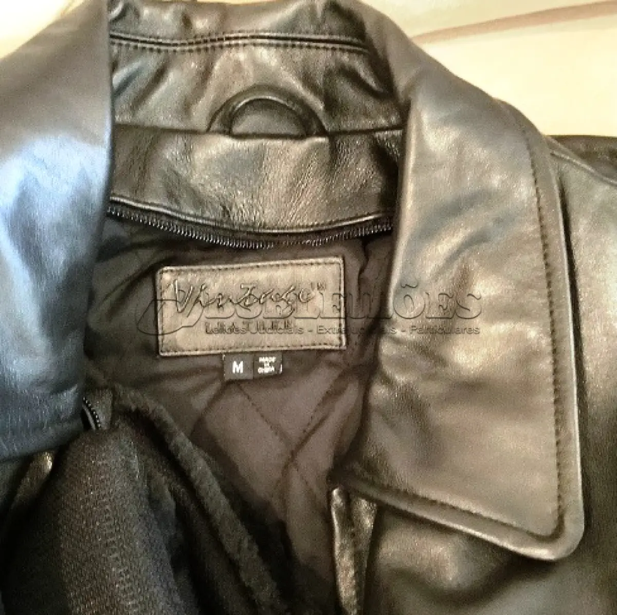 LOTE 006 - 01 JAQUETA DE COURO MASCULINA DA VINTAGE LEATHER TAMANHO M COMPRADO EM LOJA NOS EUA.NO BRASIL EM EXCELENTE ESTADO. (NO ESTADO) ATENÇÃO! FAZER A VISITAÇÃO ANTES DE ARREMATAR, NÃO SABEMOS SE FUNCIONA, LEILÃO NÃO TEM GARANTIA E NEM DEVOLUÇÃO, SUJEITO A POSSÍVEIS AVARIAS VISÍVEIS/OCULTAS E/OU AUSÊNCIA DE COMPONENTES.