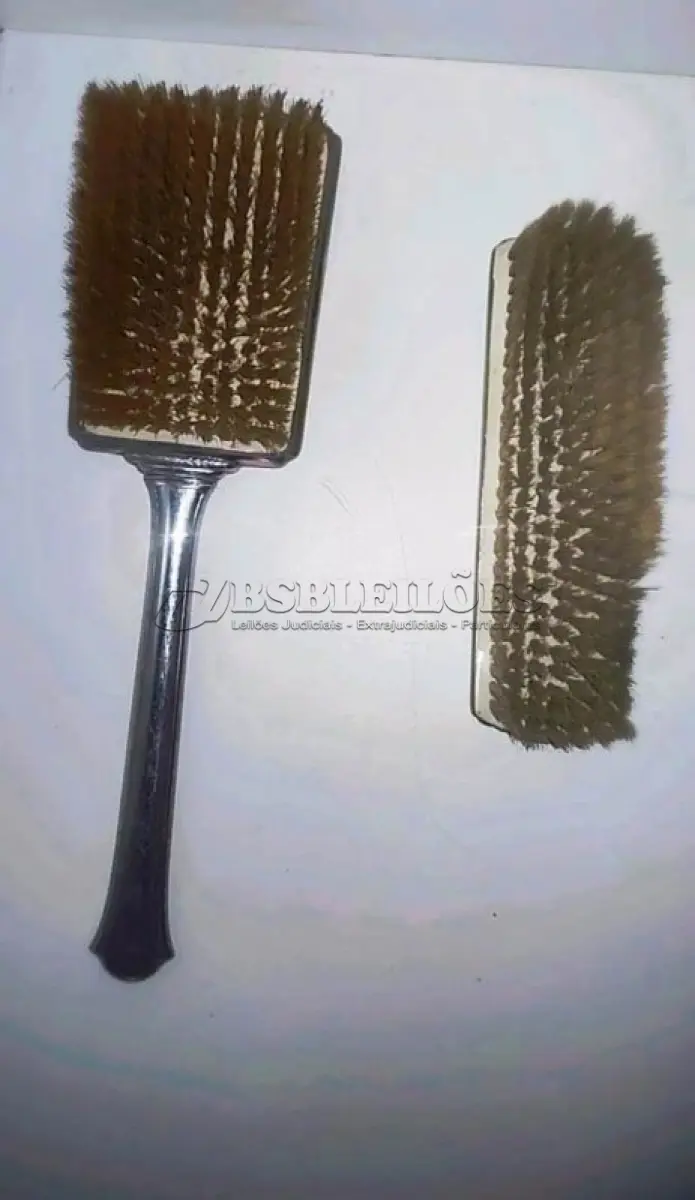 LOTE 010 - 01 CONJUNTO DE ESCOVA DE CABELO VINTAGE GUARDADO DÉCADA DE 80  COMPRADOS EM GARAGEM DE ANTIGUIDADES DOS EUA, ESPELHO COM 36 CM DE ALT.ESCOVA 27 CM,ESCOVA MENOR 16 CM. . (NO ESTADO) ATENÇÃO! FAZER A VISITAÇÃO ANTES DE ARREMATAR, NÃO SABEMOS SE FUNCIONA, LEILÃO NÃO TEM GARANTIA E NEM DEVOLUÇÃO, SUJEITO A POSSÍVEIS AVARIAS VISÍVEIS/OCULTAS E/OU AUSÊNCIA DE COMPONENTES.