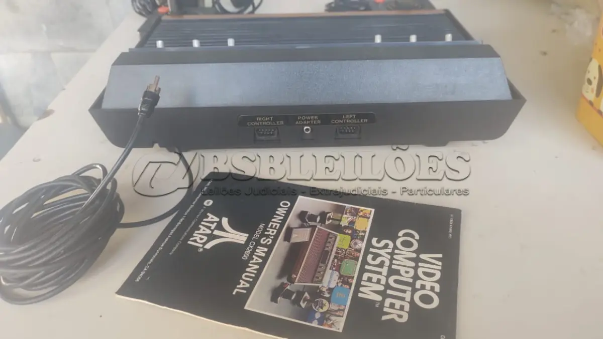 LOTE 029 - 01 LINDO ATARI AMERICANO - ITEM COMPRADO EM GARAGEM DE ANTIGUIDADES NOS EUA - SUPER CONSERVADO. (NO ESTADO) ATENÇÃO! FAZER A VISITAÇÃO ANTES DE ARREMATAR, NÃO SABEMOS SE FUNCIONA, LEILÃO NÃO TEM GARANTIA E NEM DEVOLUÇÃO, SUJEITO A POSSÍVEIS AVARIAS VISÍVEIS/OCULTAS E/OU AUSÊNCIA DE COMPONENTES.