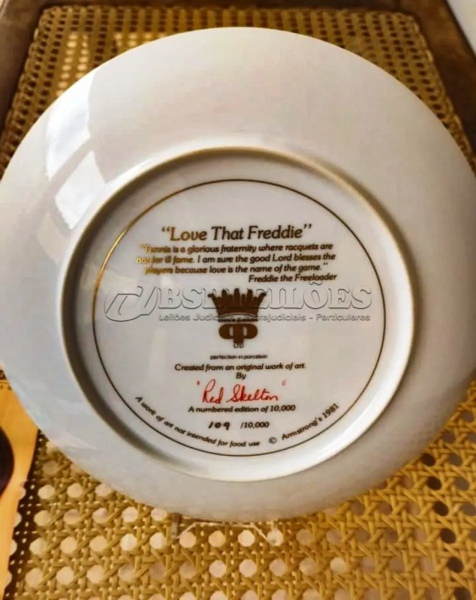 LOTE 319 - 01 RARO PRATO DE COLECIONADOR DE EDIÇÃO LIMITADA APRESENTA O ICÔNICO PERSONAGEM RED SKELETON, "ASSINADO À MÃO" FREDDIE, JOGANDO TÊNIS  "LOVE THAT FREDDIE" "EM PORTUGUES AMO ESSE FREDDIE" COM 21 CM DE DIÂMETRO, PEÇA  VINTAGE FOI FABRICADA NOS ESTADOS UNIDOS DURANTE A DÉCADA DE 1980 E ESTÁ EM EXCELENTES CONDIÇÕES. PERFEITA PARA QUALQUER ENTUSIASTA DO RED SKELETON, ITEM DE COLECIONADOR, ESTA PEÇA DECORATIVA ADICIONARÁ UM TOQUE DE HUMOR E NOSTALGIA A QUALQUER COLEÇÃO.  ITEM ÚNICO E DIFÍCIL DE ENCONTRAR, ÚNICO NO BRASIL APENAS 10 MIL PRATOS LANÇADOS NOS EUA. PRATO DE Nº 109/10.000. ITEM COMPRADO EM GARAGEM DE ANTIGUIDADES NOS EUA. SUPORTE PARA PRATO NÃO INCLUÍDO NESTA VENDA. (NO ESTADO) ATENÇÃO! FAZER A VISITAÇÃO ANTES DE ARREMATAR, NÃO SABEMOS SE FUNCIONA, LEILÃO NÃO TEM GARANTIA E NEM DEVOLUÇÃO, SUJEITO A POSSÍVEIS AVARIAS VISÍVEIS/OCULTAS E/OU AUSÊNCIA DE COMPONENTES.
