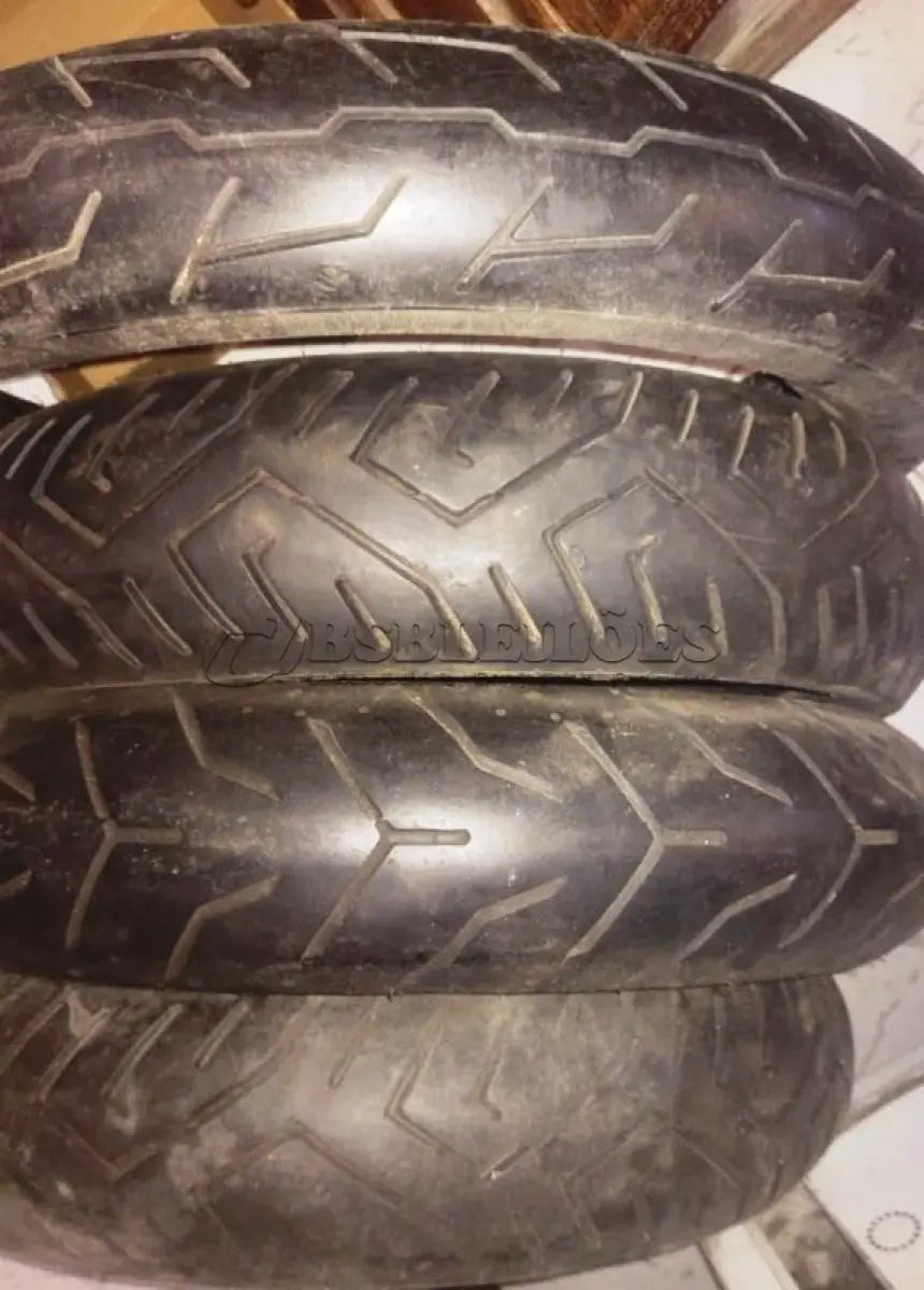 LOTE 366 - 01 LOTE COM 4 PNEUS PNEU 100/90 B19 MICHELIN SCORCHER 31, 130/60B19 DUNLOP  DOIS PNEUS  130/70.17 MC. (NO ESTADO) ATENÇÃO! FAZER A VISITAÇÃO ANTES DE ARREMATAR, NÃO SABEMOS SE FUNCIONA, LEILÃO NÃO TEM GARANTIA E NEM DEVOLUÇÃO, SUJEITO A POSSÍVEIS AVARIAS VISÍVEIS/OCULTAS E/OU AUSÊNCIA DE COMPONENTES.