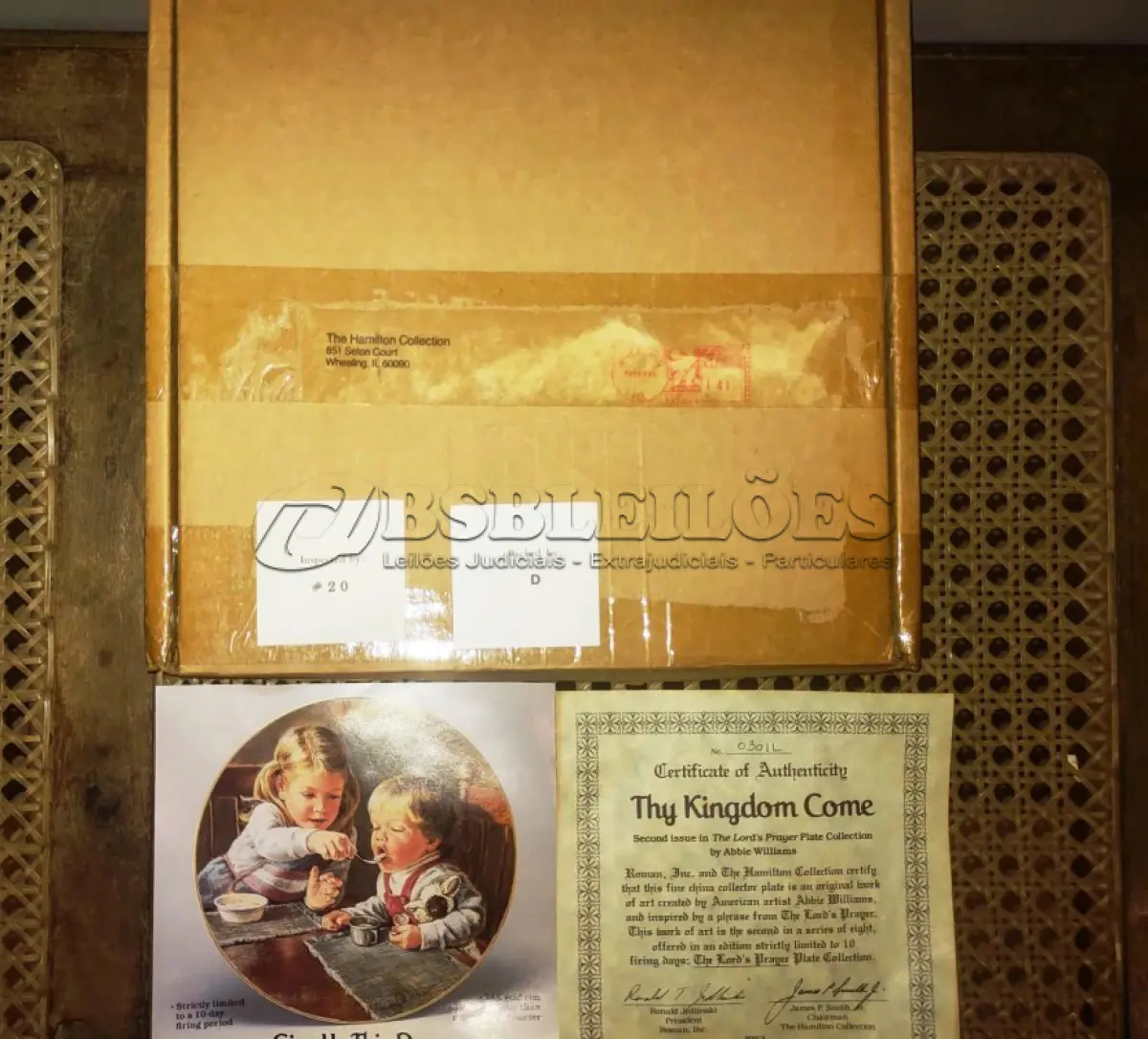 LOTE 308 - 01 RARO PRATO DA COLEÇÃO HAMILTON - A ORAÇÃO DO SENHOR "VENHA O TEU REINO" 2ª EDIÇÃO PRATO/1986, CARIMBA, TRADICIONAL, PORCELANA FINA, ALTO BRILHO, CARIMBADA E NUMERADA NO VERSO. MEDE 21,8 CM DE DIÂMETRO, VÁRIAS CORES COM 2 MENINAS VESTIDAS DE ANJOS COM AURÉOLAS. COM CAIXA ORIGINAL E CERTIFICADO DE AUTENTICIDADE, PRATO DE NUMERO  030IL LIMITADO A 10 DIAS DE VENDAS E LOGO EM SEGUIDA FOI ENCERRADAS AS VCENDAS NOS EUAS NO ANO DE 1986.EM EXCELENTE ESTADO, POSSUI A CAIXA ORIGINAL E OS DOCUMENTOS. O SUPORTE DO PRATO NÃO ESTÁ INCLUÍDO. PEÇA COMPRADA EM GARAGEM DE ANTIGUIDADES NOS EUA. SUPORTE PARA PRATO NÃO INCLUÍDO NESTA VENDA. (NO ESTADO) ATENÇÃO! FAZER A VISITAÇÃO ANTES DE ARREMATAR, NÃO SABEMOS SE FUNCIONA, LEILÃO NÃO TEM GARANTIA E NEM DEVOLUÇÃO, SUJEITO A POSSÍVEIS AVARIAS VISÍVEIS/OCULTAS E/OU AUSÊNCIA DE COMPONENTES.