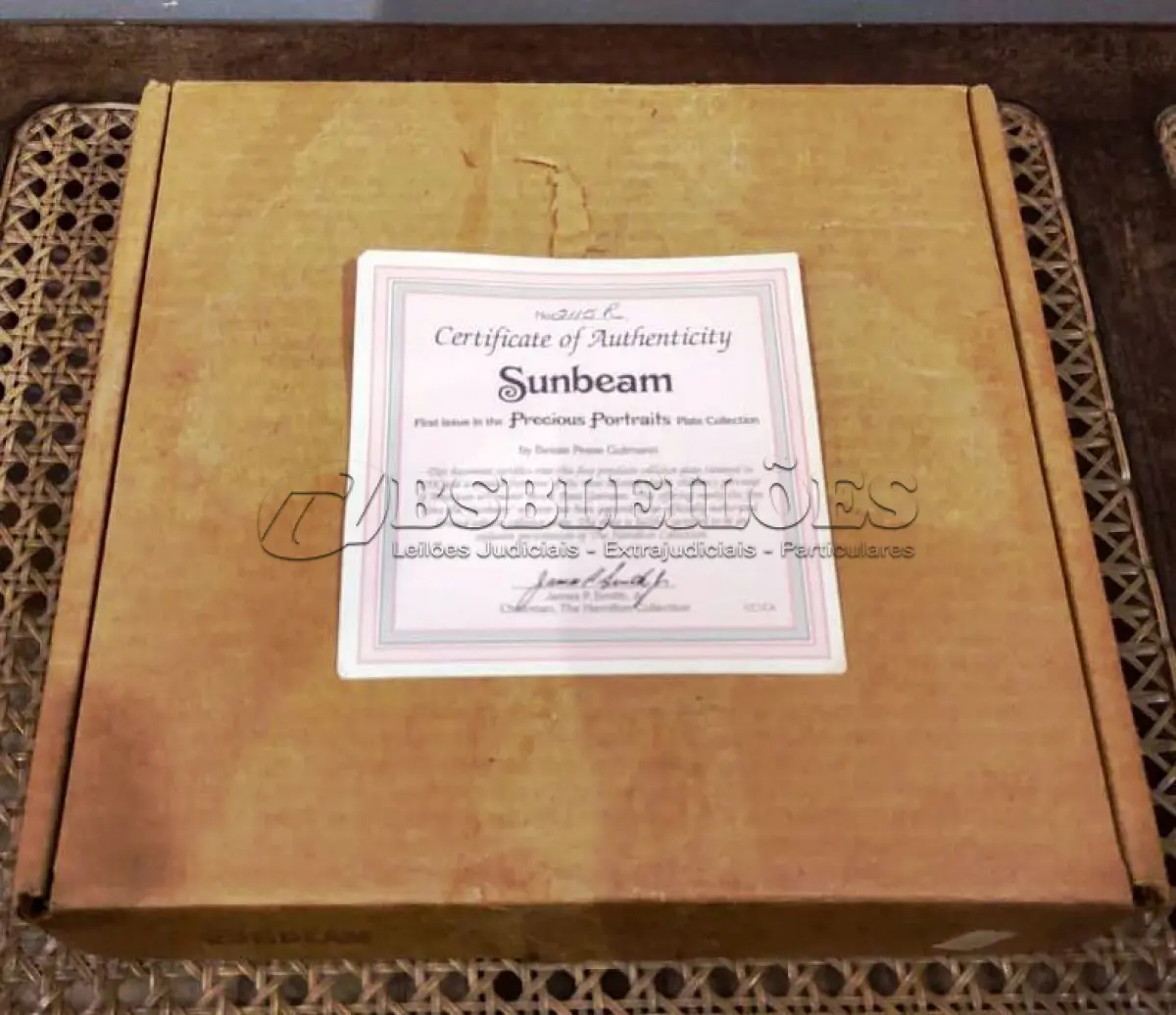 LOTE 298 - 01 RARO PRATO DE PORCELANA SUNBEAM DE COLECIONADOR DE 1986, COM BELO CAMAFEU DE BESSIE PEASE GUTMAN, RETRATO PRECIOSO, ASSINADO E NUMERADO. MEDE APROXIMADAMENTE 21 CM DE DIÂMETRO. O PRATO DA COLEÇÃO HAMILTON, NÚMERO 2115R. ESTE PRATO DE COLECIONADOR VINTAGE SUNBEAM DE 1986 DA COLEÇÃO HAMAMTON É UM ITEM ESSENCIAL PARA QUALQUER COLECIONADOR DE CULTURA AMERICANA. É A PRIMEIRA EDIÇÃO DOS PRECIOUS PORTRAITS E É AUTENTICAMENTE NUMERADA 2115R. ESTE PRATO É FEITO DE PORCELANA DE ALTA QUALIDADE E APRESENTA UMA BELA E VIBRANTE IMAGEM MULTICOLORIDA DE UMA JOVEM, ADICIONANDO UM TOQUE DE ELEGÂNCIA A QUALQUER COLEÇÃO DECORATIVA.POSSUI A CAIXA ORIGINAL CERTIFICADO DE AUTENTICIDADE E OS DOCUMENTOS.O SUPORTE DO PRATO NÃO ESTÁ INCLUÍDO. PEÇA COMPRADA EM GARAGEM DE ANTIGUIDADES NOS EUA. SUPORTE PARA PRATO NÃO INCLUÍDO NESTA VENDA. (NO ESTADO) ATENÇÃO! FAZER A VISITAÇÃO ANTES DE ARREMATAR, NÃO SABEMOS SE FUNCIONA, LEILÃO NÃO TEM GARANTIA E NEM DEVOLUÇÃO, SUJEITO A POSSÍVEIS AVARIAS VISÍVEIS/OCULTAS E/OU AUSÊNCIA DE COMPONENTES.
