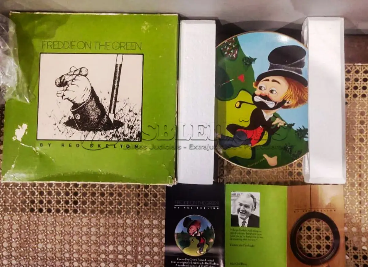 LOTE 268 - 01 RARO PRATO DE COLECIONADOR DE EDIÇÃO LIMITADA APRESENTA O ICÔNICO PERSONAGEM RED SKELETON, "ASSINADO À MÃO" FREDDIE, JOGANDO GOLFE "FREDDIE ON THE GREEN"  COM 21 CM DE DIÂMETRO, PEÇA  VINTAGE FOI FABRICADA NOS ESTADOS UNIDOS DURANTE A DÉCADA DE 1980 E ESTÁ EM EXCELENTES CONDIÇÕES. PERFEITA PARA QUALQUER ENTUSIASTA DO RED SKELETON, ITEM DE COLECIONADOR, ESTA PEÇA DECORATIVA ADICIONARÁ UM TOQUE DE HUMOR E NOSTALGIA A QUALQUER COLEÇÃO.  ITEM ÚNICO E DIFÍCIL DE ENCONTRAR, UNICO NOBRASIL APENAS 10 MIL PRATOS LANÇADOS NOS EUA. PRATO DE Nº 3597/10.000. ITEM COMPRADO EM GARAGEM DE ANTIGUIDADES NOS EUA. SUPORTE PARA PRATO NÃO INCLUÍDO NESTA VENDA. (NO ESTADO) ATENÇÃO! FAZER A VISITAÇÃO ANTES DE ARREMATAR, NÃO SABEMOS SE FUNCIONA, LEILÃO NÃO TEM GARANTIA E NEM DEVOLUÇÃO, SUJEITO A POSSÍVEIS AVARIAS VISÍVEIS/OCULTAS E/OU AUSÊNCIA DE COMPONENTES.
