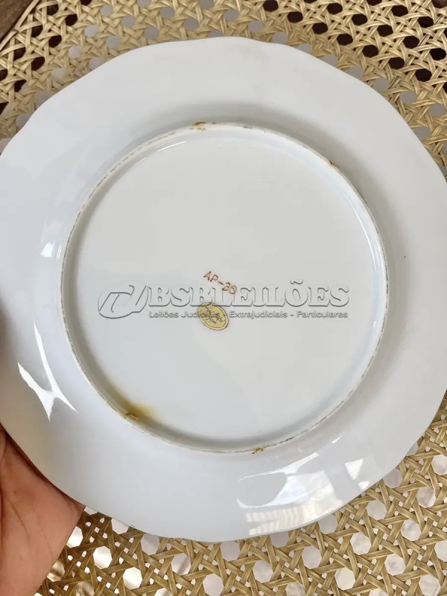 LOTE 165 - 01 PRATO COMEMORAÇÃO DE ANIVERSÁRIO 30 ANOS COM 19 CM DE DIÂMETRO  BORDAS A BANHO A OURO IMPORTADO JAPÃO, SUPORTE DO PRATO NÃO ESTÁ INCLUÍDO. ITEM COMPRADO EM GARAGENS DE ANTIGUIDADES NOS EUA. (NO ESTADO) ATENÇÃO! FAZER A VISITAÇÃO ANTES DE ARREMATAR, NÃO SABEMOS SE FUNCIONA, LEILÃO NÃO TEM GARANTIA E NEM DEVOLUÇÃO, SUJEITO A POSSÍVEIS AVARIAS VISÍVEIS/OCULTAS E/OU AUSÊNCIA DE COMPONENTES.