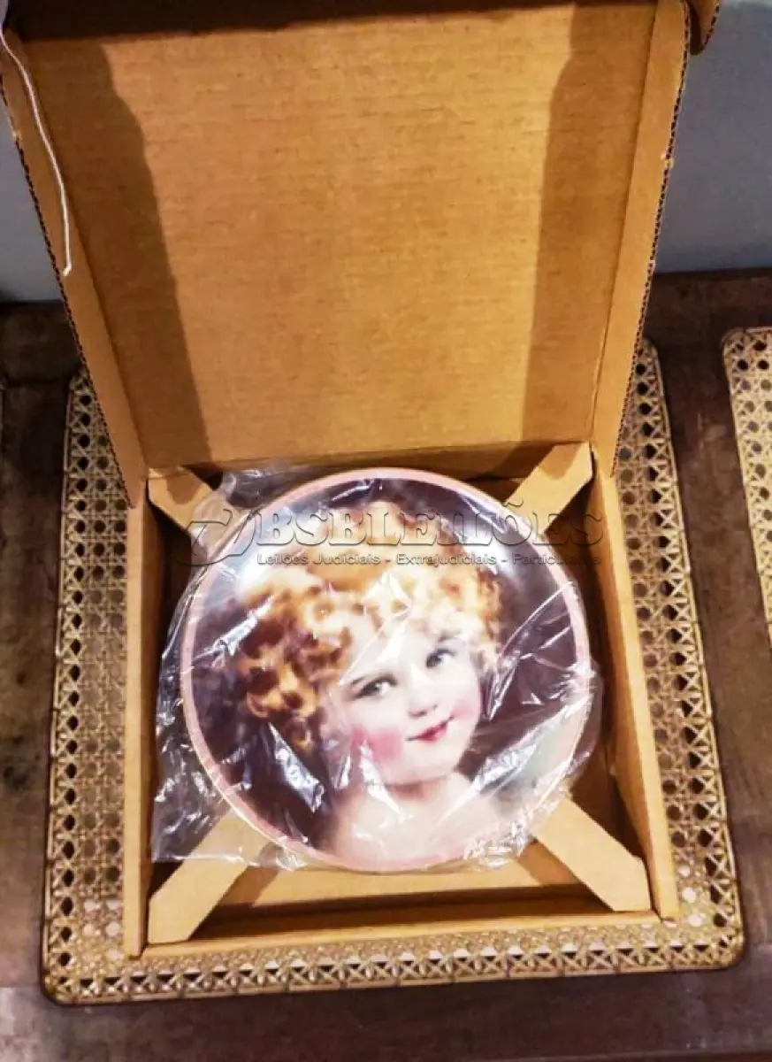 LOTE 298 - 01 RARO PRATO DE PORCELANA SUNBEAM DE COLECIONADOR DE 1986, COM BELO CAMAFEU DE BESSIE PEASE GUTMAN, RETRATO PRECIOSO, ASSINADO E NUMERADO. MEDE APROXIMADAMENTE 21 CM DE DIÂMETRO. O PRATO DA COLEÇÃO HAMILTON, NÚMERO 2115R. ESTE PRATO DE COLECIONADOR VINTAGE SUNBEAM DE 1986 DA COLEÇÃO HAMAMTON É UM ITEM ESSENCIAL PARA QUALQUER COLECIONADOR DE CULTURA AMERICANA. É A PRIMEIRA EDIÇÃO DOS PRECIOUS PORTRAITS E É AUTENTICAMENTE NUMERADA 2115R. ESTE PRATO É FEITO DE PORCELANA DE ALTA QUALIDADE E APRESENTA UMA BELA E VIBRANTE IMAGEM MULTICOLORIDA DE UMA JOVEM, ADICIONANDO UM TOQUE DE ELEGÂNCIA A QUALQUER COLEÇÃO DECORATIVA.POSSUI A CAIXA ORIGINAL CERTIFICADO DE AUTENTICIDADE E OS DOCUMENTOS.O SUPORTE DO PRATO NÃO ESTÁ INCLUÍDO. PEÇA COMPRADA EM GARAGEM DE ANTIGUIDADES NOS EUA. SUPORTE PARA PRATO NÃO INCLUÍDO NESTA VENDA. (NO ESTADO) ATENÇÃO! FAZER A VISITAÇÃO ANTES DE ARREMATAR, NÃO SABEMOS SE FUNCIONA, LEILÃO NÃO TEM GARANTIA E NEM DEVOLUÇÃO, SUJEITO A POSSÍVEIS AVARIAS VISÍVEIS/OCULTAS E/OU AUSÊNCIA DE COMPONENTES.