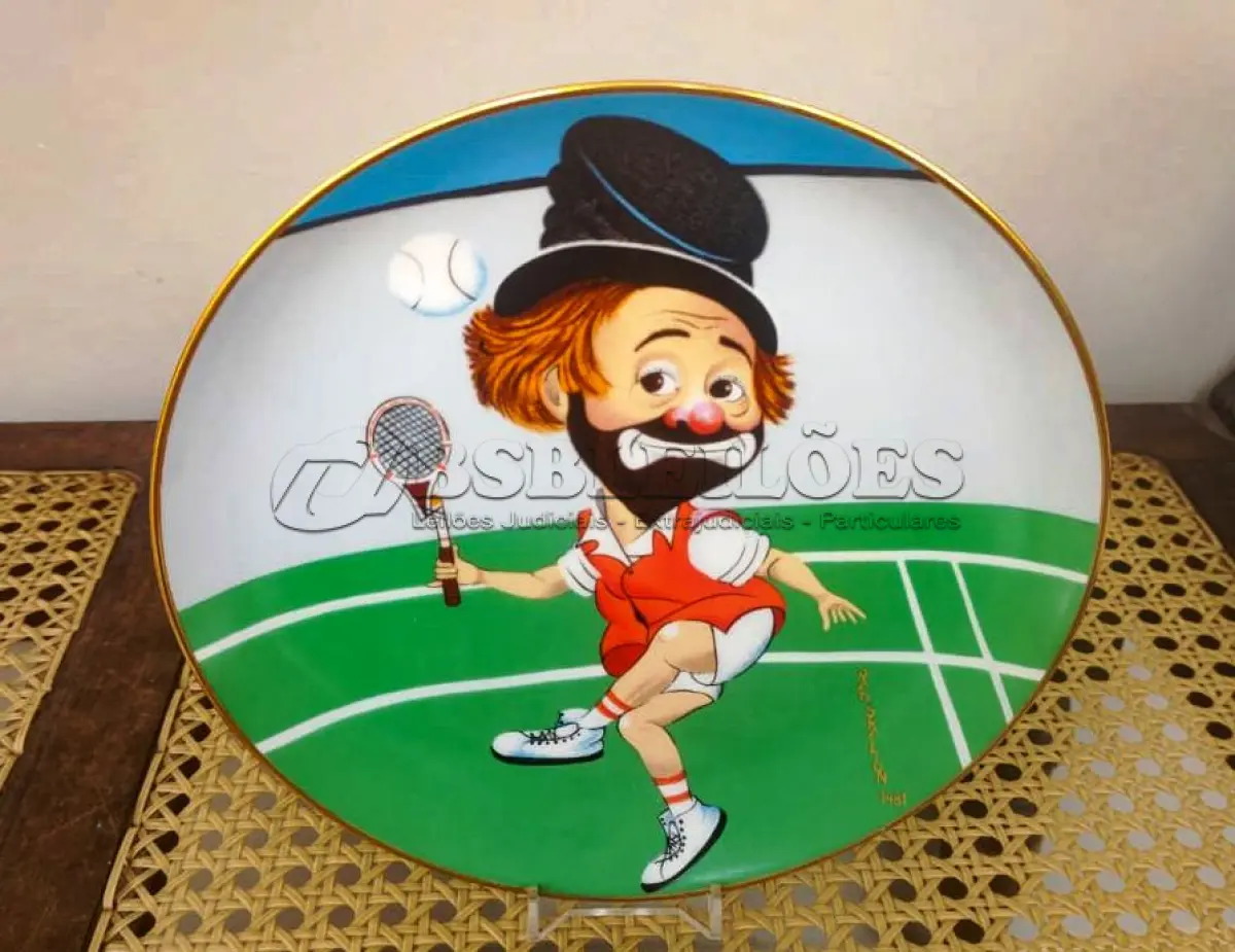 LOTE 319 - 01 RARO PRATO DE COLECIONADOR DE EDIÇÃO LIMITADA APRESENTA O ICÔNICO PERSONAGEM RED SKELETON, "ASSINADO À MÃO" FREDDIE, JOGANDO TÊNIS  "LOVE THAT FREDDIE" "EM PORTUGUES AMO ESSE FREDDIE" COM 21 CM DE DIÂMETRO, PEÇA  VINTAGE FOI FABRICADA NOS ESTADOS UNIDOS DURANTE A DÉCADA DE 1980 E ESTÁ EM EXCELENTES CONDIÇÕES. PERFEITA PARA QUALQUER ENTUSIASTA DO RED SKELETON, ITEM DE COLECIONADOR, ESTA PEÇA DECORATIVA ADICIONARÁ UM TOQUE DE HUMOR E NOSTALGIA A QUALQUER COLEÇÃO.  ITEM ÚNICO E DIFÍCIL DE ENCONTRAR, ÚNICO NO BRASIL APENAS 10 MIL PRATOS LANÇADOS NOS EUA. PRATO DE Nº 109/10.000. ITEM COMPRADO EM GARAGEM DE ANTIGUIDADES NOS EUA. SUPORTE PARA PRATO NÃO INCLUÍDO NESTA VENDA. (NO ESTADO) ATENÇÃO! FAZER A VISITAÇÃO ANTES DE ARREMATAR, NÃO SABEMOS SE FUNCIONA, LEILÃO NÃO TEM GARANTIA E NEM DEVOLUÇÃO, SUJEITO A POSSÍVEIS AVARIAS VISÍVEIS/OCULTAS E/OU AUSÊNCIA DE COMPONENTES.