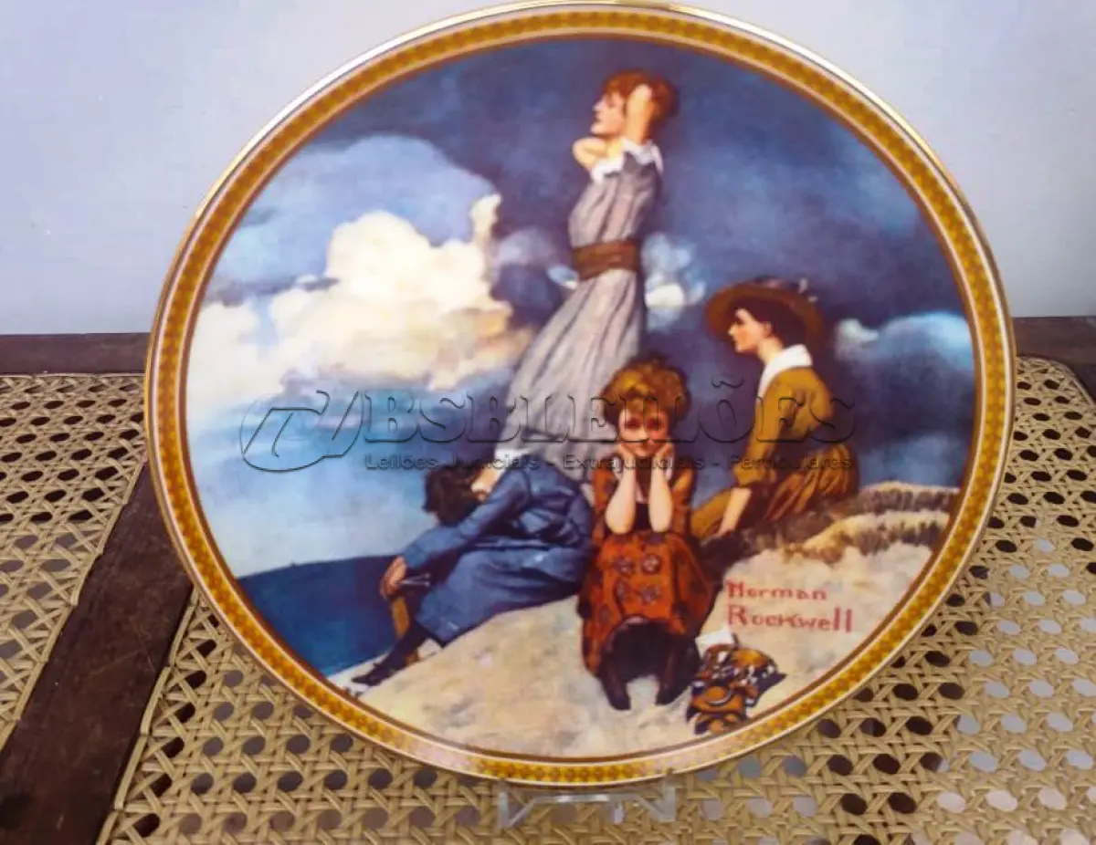 LOTE 336 - 01 PRATO DE COLECIONADOR VINTAGE NORMAN ROCKWELL "WATING ON THE SHORE" "EM PORTUGUES ESPERANDO NA PRAIA", EDIÇÃO 9 DA COLEÇÃO 'MULHERES REDESCOBERTAS DE ROCKWELL'.A ARTISTA MAIS AMADA DOS ESTADOS UNIDOS APRESENTA UMA SÉRIE INTITULADA ""MULHERES REDESCOBERTAS DE ROCKWELL"". ESTA É A NONA EDIÇÃO DA SÉRIE “TRABALHANDO NA COZINHA”.PRATO DE NUMERO 5263V DA EDIÇÃO LIMITADA. EDWIN M, KNOWLES FINE CHINA, NÚMERO BRADEX 84-R70-4.2. COM CERTIFICADO DE AUTENTICIDADE E HISTÓRICO ESCRITO DA IMAGEM DA PLACA INCLUÍDOS. COM DIÂMETRO DE 21 CM CAIXA ORIGINAL. EM EXCELENTE ESTADO. O SUPORTE DO PRATO NÃO ESTÁ INCLUÍDO. PEÇA COMPRADA EM GARAGEM DE ANTIGUIDADES NOS EUA. SUPORTE PARA PRATO NÃO INCLUÍDO NESTA VENDA." . (NO ESTADO) ATENÇÃO! FAZER A VISITAÇÃO ANTES DE ARREMATAR, NÃO SABEMOS SE FUNCIONA, LEILÃO NÃO TEM GARANTIA E NEM DEVOLUÇÃO, SUJEITO A POSSÍVEIS AVARIAS VISÍVEIS/OCULTAS E/OU AUSÊNCIA DE COMPONENTES.