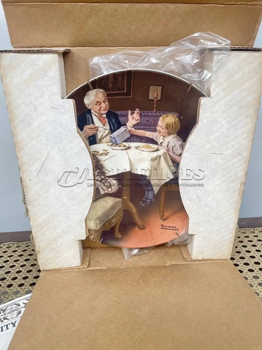 LOTE 270 - 01 PRATO DE COLECIONADOR NORMAN ROCKWELL "THE GOURMET" 1985, EDIÇÃO LIMITADA, KNOWLES. ITEM COLECIONADOR VINTAGE, NONA DE UMA SÉRIE - PLACA Nº 2583J, LANÇADA A PARTIR DE 1977.COM TODA PAPELADA INCLUÍDA. CERTIFICADO DE AUTORIZAÇÃO DE USO (COA) E LIVRETO DE HISTÓRICO. CAIXA ORIGINAL INCLUÍDA, PRATO FOI DISTRIBUÍDO PELA BRADFORD EXCHANGE. MEDE 21,5 CM DE DIÂMETRO. PROVÉM DE UMA COLEÇÃO PARTICULAR GUARDADA A ANOS NOS EUA.ITEM COMPRADO EM GARAGEM DE ANTIGUIDADES NOS EUA. SUPORTE PARA PRATO NÃO INCLUÍDO NESTA VENDA. (NO ESTADO) ATENÇÃO! FAZER A VISITAÇÃO ANTES DE ARREMATAR, NÃO SABEMOS SE FUNCIONA, LEILÃO NÃO TEM GARANTIA E NEM DEVOLUÇÃO, SUJEITO A POSSÍVEIS AVARIAS VISÍVEIS/OCULTAS E/OU AUSÊNCIA DE COMPONENTES.
