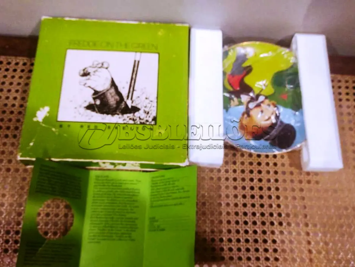 LOTE 268 - 01 RARO PRATO DE COLECIONADOR DE EDIÇÃO LIMITADA APRESENTA O ICÔNICO PERSONAGEM RED SKELETON, "ASSINADO À MÃO" FREDDIE, JOGANDO GOLFE "FREDDIE ON THE GREEN"  COM 21 CM DE DIÂMETRO, PEÇA  VINTAGE FOI FABRICADA NOS ESTADOS UNIDOS DURANTE A DÉCADA DE 1980 E ESTÁ EM EXCELENTES CONDIÇÕES. PERFEITA PARA QUALQUER ENTUSIASTA DO RED SKELETON, ITEM DE COLECIONADOR, ESTA PEÇA DECORATIVA ADICIONARÁ UM TOQUE DE HUMOR E NOSTALGIA A QUALQUER COLEÇÃO.  ITEM ÚNICO E DIFÍCIL DE ENCONTRAR, UNICO NOBRASIL APENAS 10 MIL PRATOS LANÇADOS NOS EUA. PRATO DE Nº 3597/10.000. ITEM COMPRADO EM GARAGEM DE ANTIGUIDADES NOS EUA. SUPORTE PARA PRATO NÃO INCLUÍDO NESTA VENDA. (NO ESTADO) ATENÇÃO! FAZER A VISITAÇÃO ANTES DE ARREMATAR, NÃO SABEMOS SE FUNCIONA, LEILÃO NÃO TEM GARANTIA E NEM DEVOLUÇÃO, SUJEITO A POSSÍVEIS AVARIAS VISÍVEIS/OCULTAS E/OU AUSÊNCIA DE COMPONENTES.