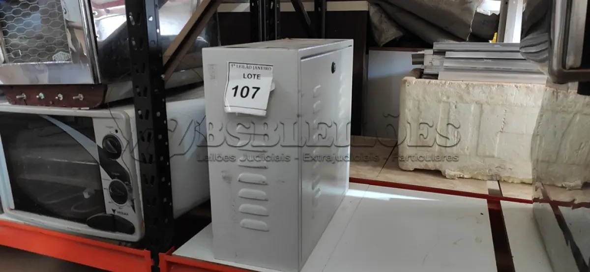 LOTE 107 - 01 BANCO DE BATERIA COM 04 BATERIA.  (NO ESTADO) ATENÇÃO! FAZER A VISITAÇÃO ANTES DE ARREMATAR, NÃO SABEMOS SE FUNCIONA. LEILÃO NÃO TEM GARANTIA E NEM DEVOLUÇÃO, SUJEITO A POSSÍVEIS AVARIAS VISÍVEIS/OCULTAS E/OU AUSÊNCIA DE COMPONENTES.