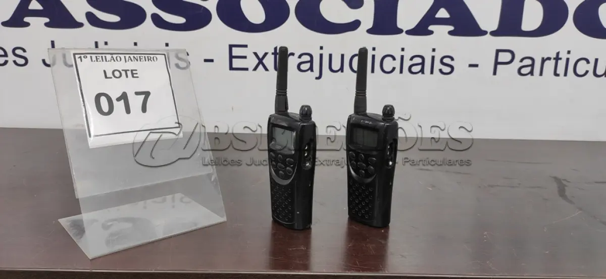 LOTE 017 - 02 RÁDIOS COMUNICADORES SEM CARREGADOR MARCA MOTOROLA.  (NO ESTADO) ATENÇÃO! FAZER A VISITAÇÃO ANTES DE ARREMATAR, NÃO SABEMOS SE FUNCIONA. LEILÃO NÃO TEM GARANTIA E NEM DEVOLUÇÃO, SUJEITO A POSSÍVEIS AVARIAS VISÍVEIS/OCULTAS E/OU AUSÊNCIA DE COMPONENTES.