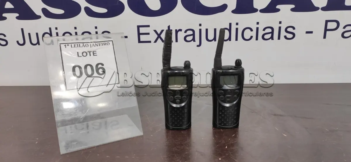 LOTE 006 - 02 RÁDIOS COMUNICADORES SEM CARREGADOR MARCA MOTOROLA.  (NO ESTADO) ATENÇÃO! FAZER A VISITAÇÃO ANTES DE ARREMATAR, NÃO SABEMOS SE FUNCIONA. LEILÃO NÃO TEM GARANTIA E NEM DEVOLUÇÃO, SUJEITO A POSSÍVEIS AVARIAS VISÍVEIS/OCULTAS E/OU AUSÊNCIA DE COMPONENTES.