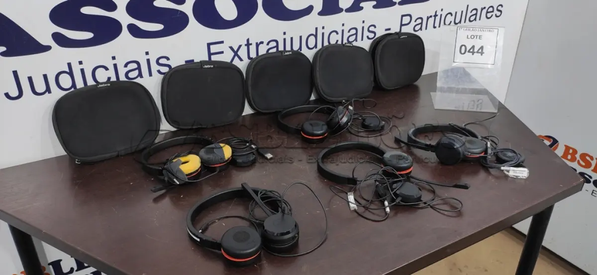 LOTE 044 - 05 HEADSETS MARCA JABRA.  (NO ESTADO) ATENÇÃO! FAZER A VISITAÇÃO ANTES DE ARREMATAR, NÃO SABEMOS SE FUNCIONA. LEILÃO NÃO TEM GARANTIA E NEM DEVOLUÇÃO, SUJEITO A POSSÍVEIS AVARIAS VISÍVEIS/OCULTAS E/OU AUSÊNCIA DE COMPONENTES.