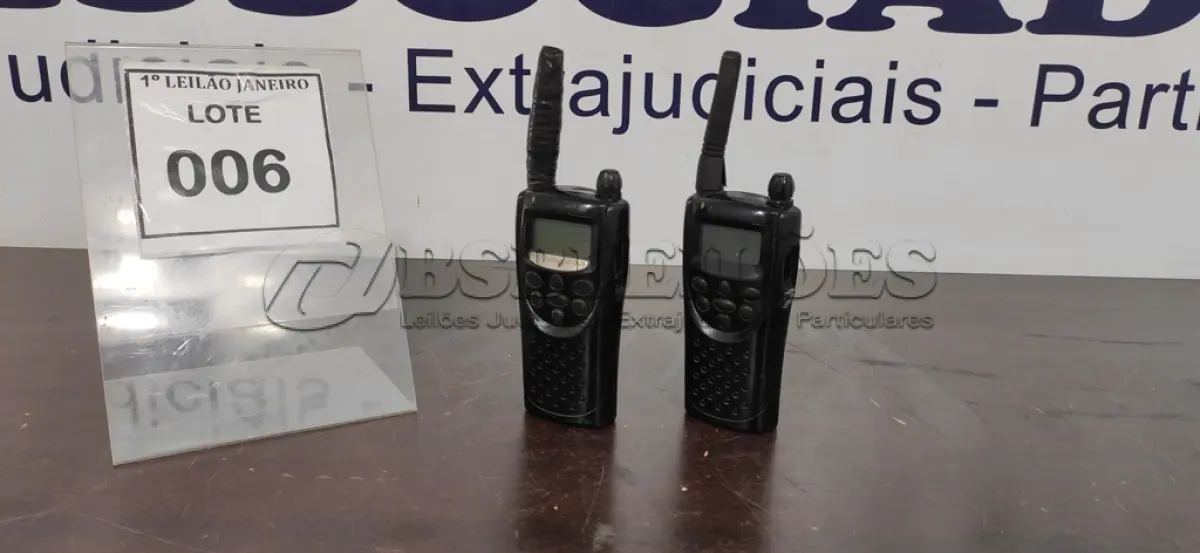 LOTE 006 - 02 RÁDIOS COMUNICADORES SEM CARREGADOR MARCA MOTOROLA.  (NO ESTADO) ATENÇÃO! FAZER A VISITAÇÃO ANTES DE ARREMATAR, NÃO SABEMOS SE FUNCIONA. LEILÃO NÃO TEM GARANTIA E NEM DEVOLUÇÃO, SUJEITO A POSSÍVEIS AVARIAS VISÍVEIS/OCULTAS E/OU AUSÊNCIA DE COMPONENTES.