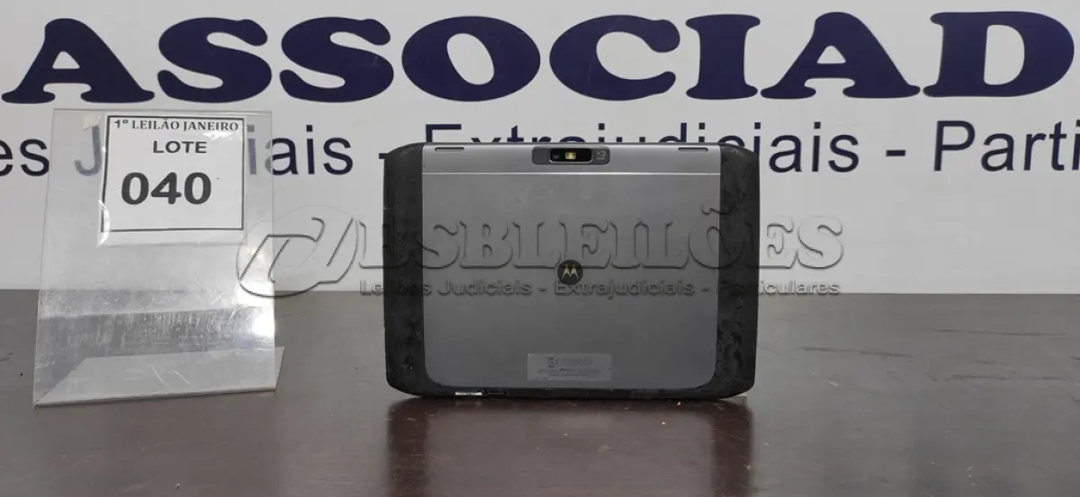 LOTE 040 - 01 TABLET SEM CARREGADOR MARCA MOTOROLA.  (NO ESTADO) ATENÇÃO! FAZER A VISITAÇÃO ANTES DE ARREMATAR, NÃO SABEMOS SE FUNCIONA. LEILÃO NÃO TEM GARANTIA E NEM DEVOLUÇÃO, SUJEITO A POSSÍVEIS AVARIAS VISÍVEIS/OCULTAS E/OU AUSÊNCIA DE COMPONENTES.