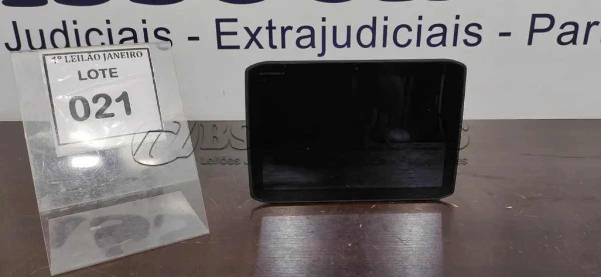 LOTE 021 - 01 TABLET SEM CARREGADOR MARCA MOTOROLA.  (NO ESTADO) ATENÇÃO! FAZER A VISITAÇÃO ANTES DE ARREMATAR, NÃO SABEMOS SE FUNCIONA. LEILÃO NÃO TEM GARANTIA E NEM DEVOLUÇÃO, SUJEITO A POSSÍVEIS AVARIAS VISÍVEIS/OCULTAS E/OU AUSÊNCIA DE COMPONENTES.