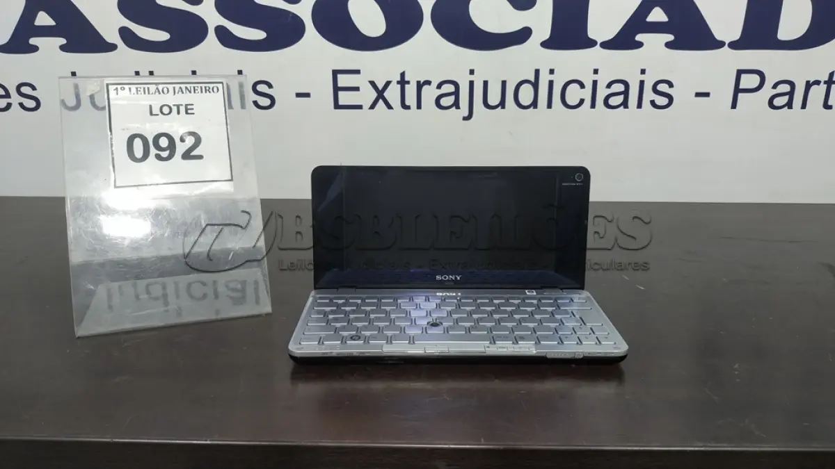 LOTE 092 - 01 NOTEBOOK ULTRAPORTÁTIL MARCA SONY VAIO. (NO ESTADO) ATENÇÃO! FAZER A VISITAÇÃO ANTES DE ARREMATAR, NÃO SABEMOS SE FUNCIONA, LEILÃO NÃO TEM GARANTIA E NEM DEVOLUÇÃO, SUJEITO A POSSÍVEIS AVARIAS VISÍVEIS/OCULTAS E/OU AUSÊNCIA DE COMPONENTES.