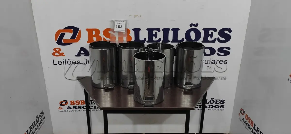 LOTE 108 - 05 LIXEIRAS EM INOX SEM TAMPA.  (NO ESTADO) ATENÇÃO! FAZER A VISITAÇÃO ANTES DE ARREMATAR, NÃO SABEMOS SE FUNCIONA. LEILÃO NÃO TEM GARANTIA E NEM DEVOLUÇÃO, SUJEITO A POSSÍVEIS AVARIAS VISÍVEIS/OCULTAS E/OU AUSÊNCIA DE COMPONENTES.