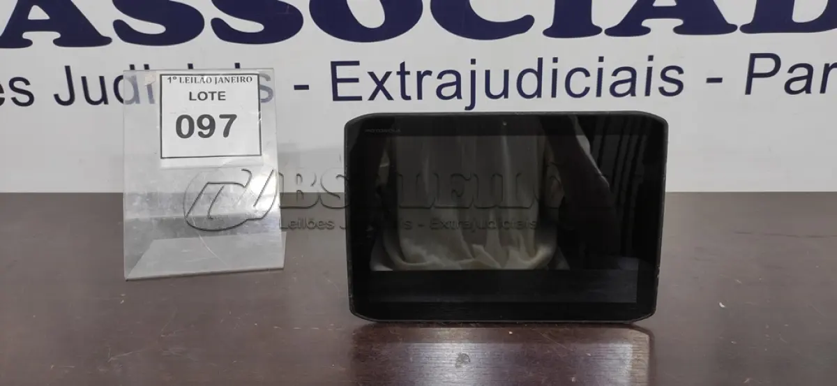 LOTE 097 - 01 TABLET SEM CARREGADOR MARCA MOTOROLA.  (NO ESTADO) ATENÇÃO! FAZER A VISITAÇÃO ANTES DE ARREMATAR, NÃO SABEMOS SE FUNCIONA. LEILÃO NÃO TEM GARANTIA E NEM DEVOLUÇÃO, SUJEITO A POSSÍVEIS AVARIAS VISÍVEIS/OCULTAS E/OU AUSÊNCIA DE COMPONENTES.