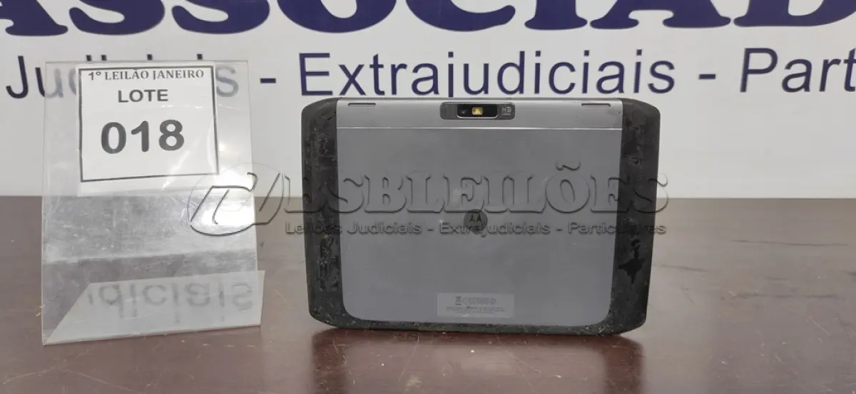 LOTE 018 - 01 TABLET SEM CARREGADOR MARCA MOTOROLA.  (NO ESTADO) ATENÇÃO! FAZER A VISITAÇÃO ANTES DE ARREMATAR, NÃO SABEMOS SE FUNCIONA. LEILÃO NÃO TEM GARANTIA E NEM DEVOLUÇÃO, SUJEITO A POSSÍVEIS AVARIAS VISÍVEIS/OCULTAS E/OU AUSÊNCIA DE COMPONENTES.