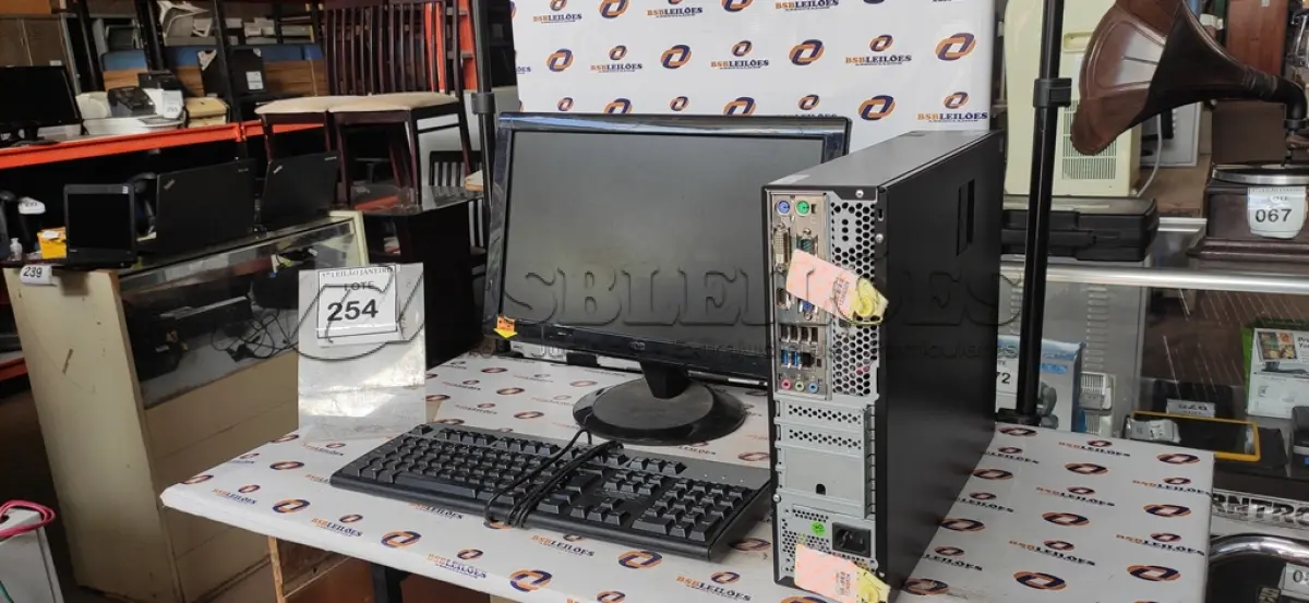 LOTE 254 - 01 CPU MARCA POSITIVO, 01 MONITOR MARCA AOC E 01 TECLADO MARCA HP.  (NO ESTADO) ATENÇÃO! FAZER A VISITAÇÃO ANTES DE ARREMATAR, NÃO SABEMOS SE FUNCIONA. LEILÃO NÃO TEM GARANTIA E NEM DEVOLUÇÃO, SUJEITO A POSSÍVEIS AVARIAS VISÍVEIS/OCULTAS E/OU AUSÊNCIA DE COMPONENTES.